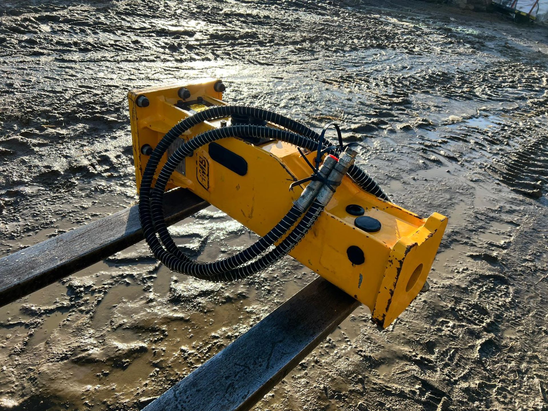 NEW AND UNUSED HMB ROCK BREAKER, SUITABLE FOR EXCAVATOR, PIPES ARE INCLUDED *PLUS VAT* - Image 2 of 7