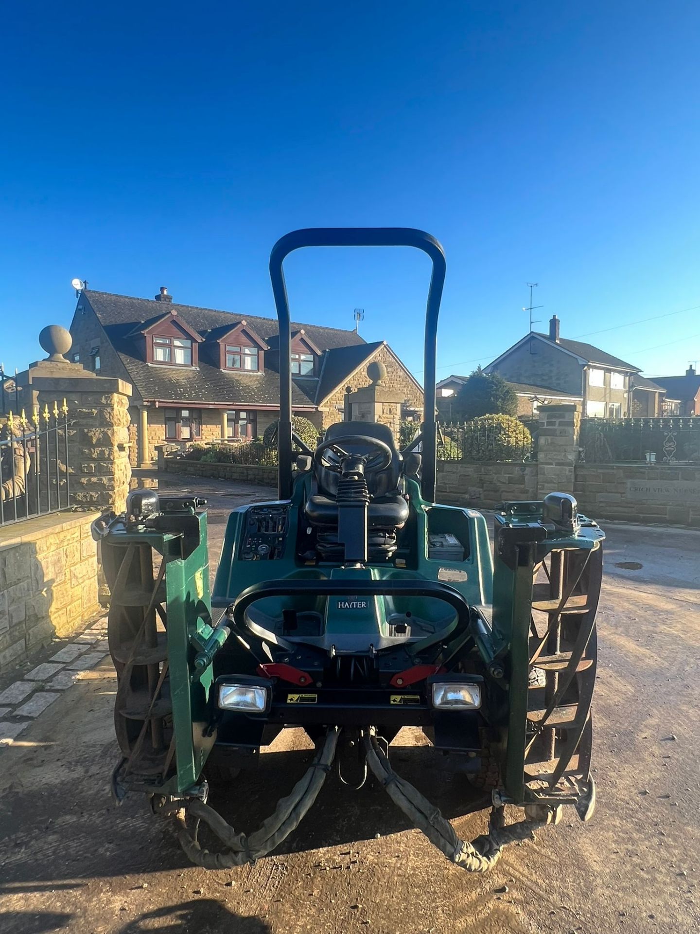 2009/09 REG HAYTER LT 324 RIDE ON CYLINDER MOWER, 4 WHEEL DRIVE, HYDRO-STATIC DRIVE *PLUS VAT* - Image 5 of 8