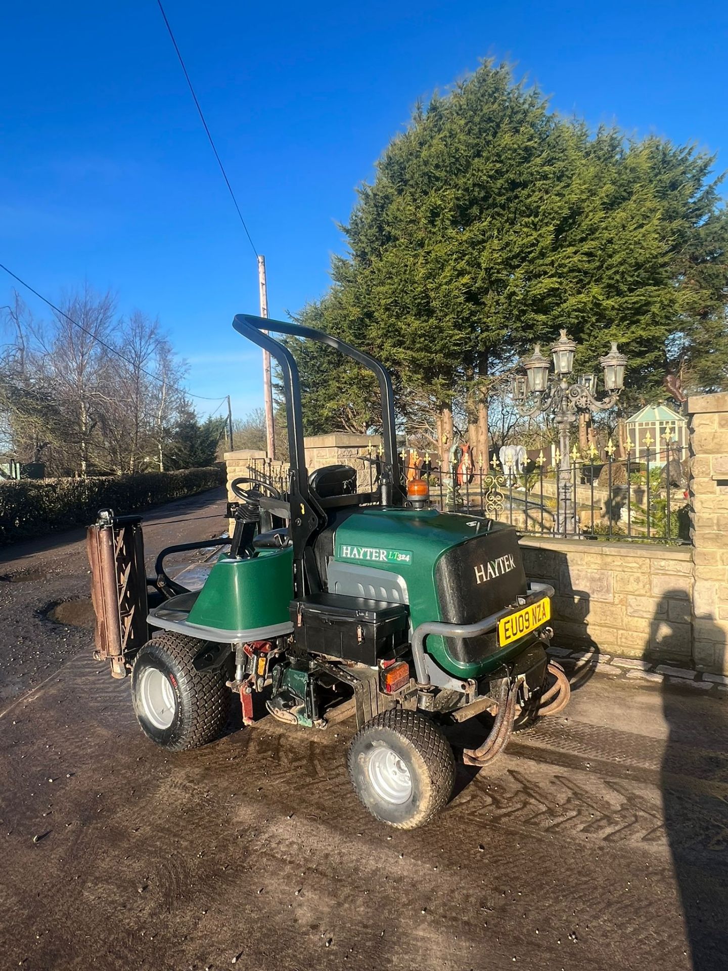 2009/09 REG HAYTER LT 324 RIDE ON CYLINDER MOWER, 4 WHEEL DRIVE, HYDRO-STATIC DRIVE *PLUS VAT* - Image 2 of 8