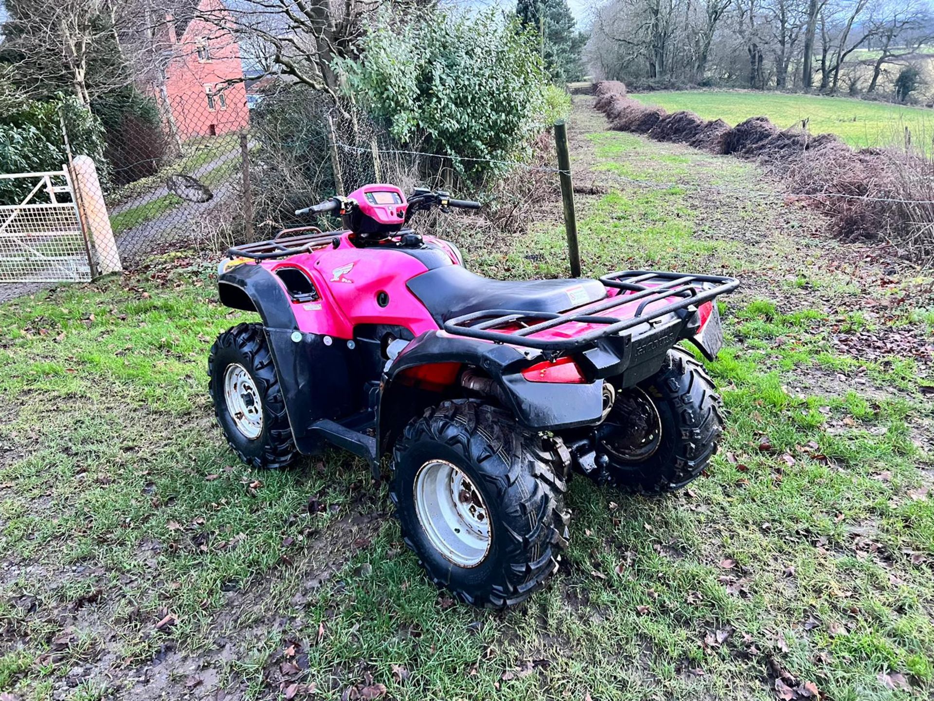 HONDA TRX500FM 4x4 FARM QUAD BIKE, SHOWING A GENUINE 2283 HOURS, 4 WHEEL DRIVE *PLUS VAT* - Image 4 of 8