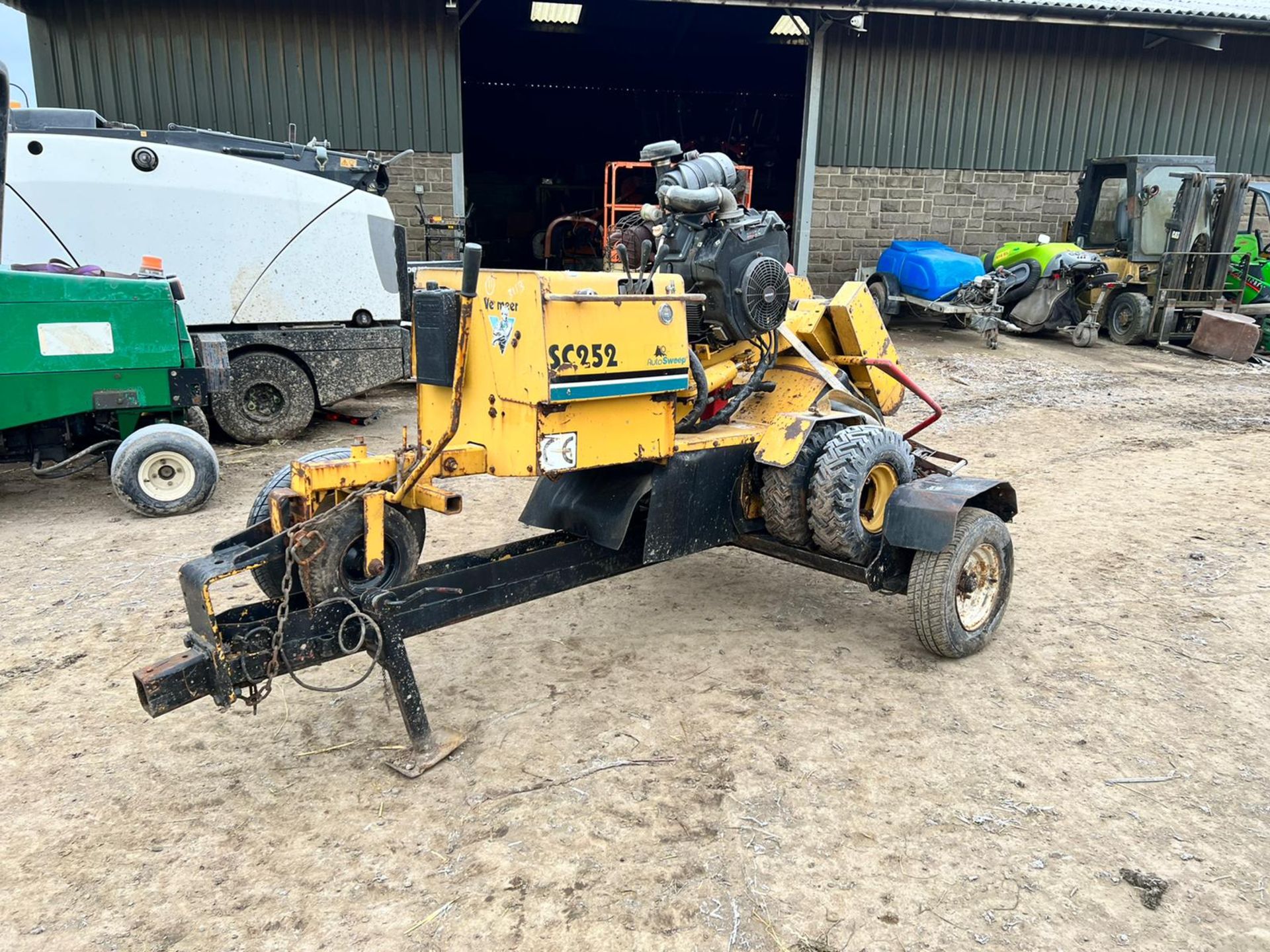 VERMEER SC252 TWIN WHEELED STUMP FRINDER WITH SINGLE AXLE TRAILER, 1885 HOURS *PLUS VAT* - Image 11 of 17