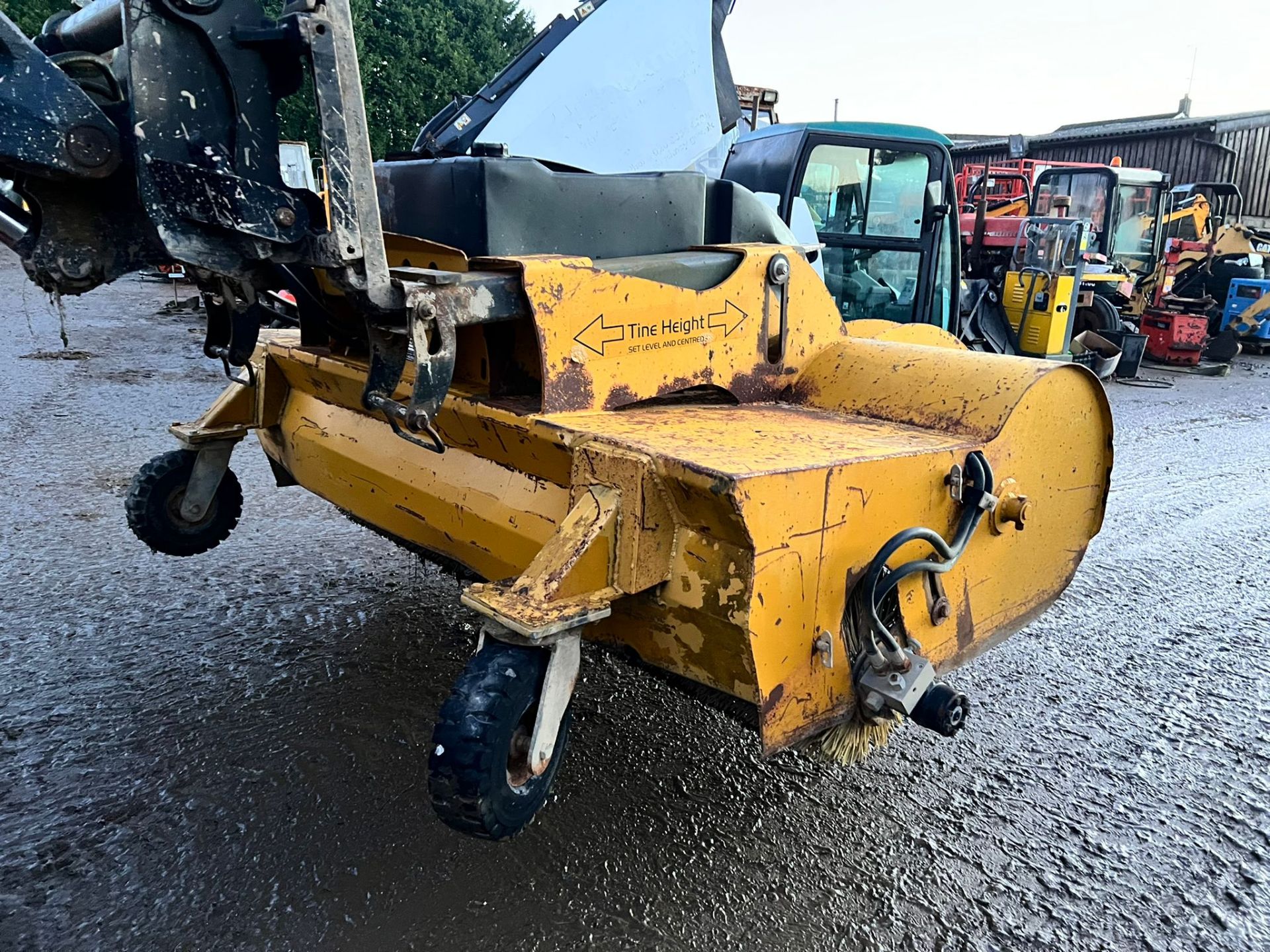 EASTERN RS220 SWEEPER BUCKET, HYDRAULIC DRIVEN, SUITABLE FOR PALLET FORKS, GOOD BRUSHES *PLUS VAT* - Image 4 of 10