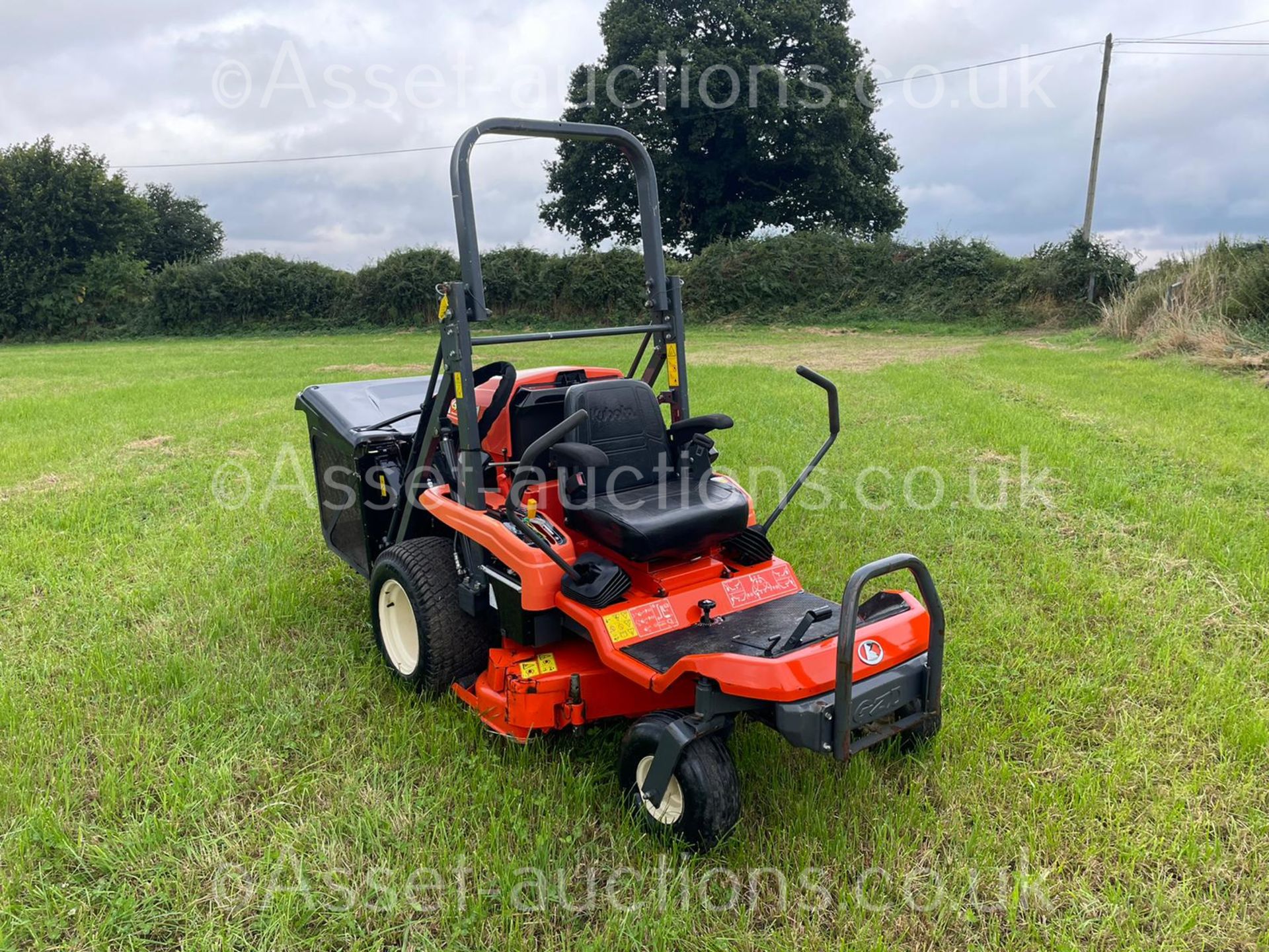 2015 KUBOTA GZD21 HIGH TIP ZERO TURN MOWER, RUNS, DRIVES CUTS AND COLLECTS WELL *PLUS VAT* - Image 3 of 13