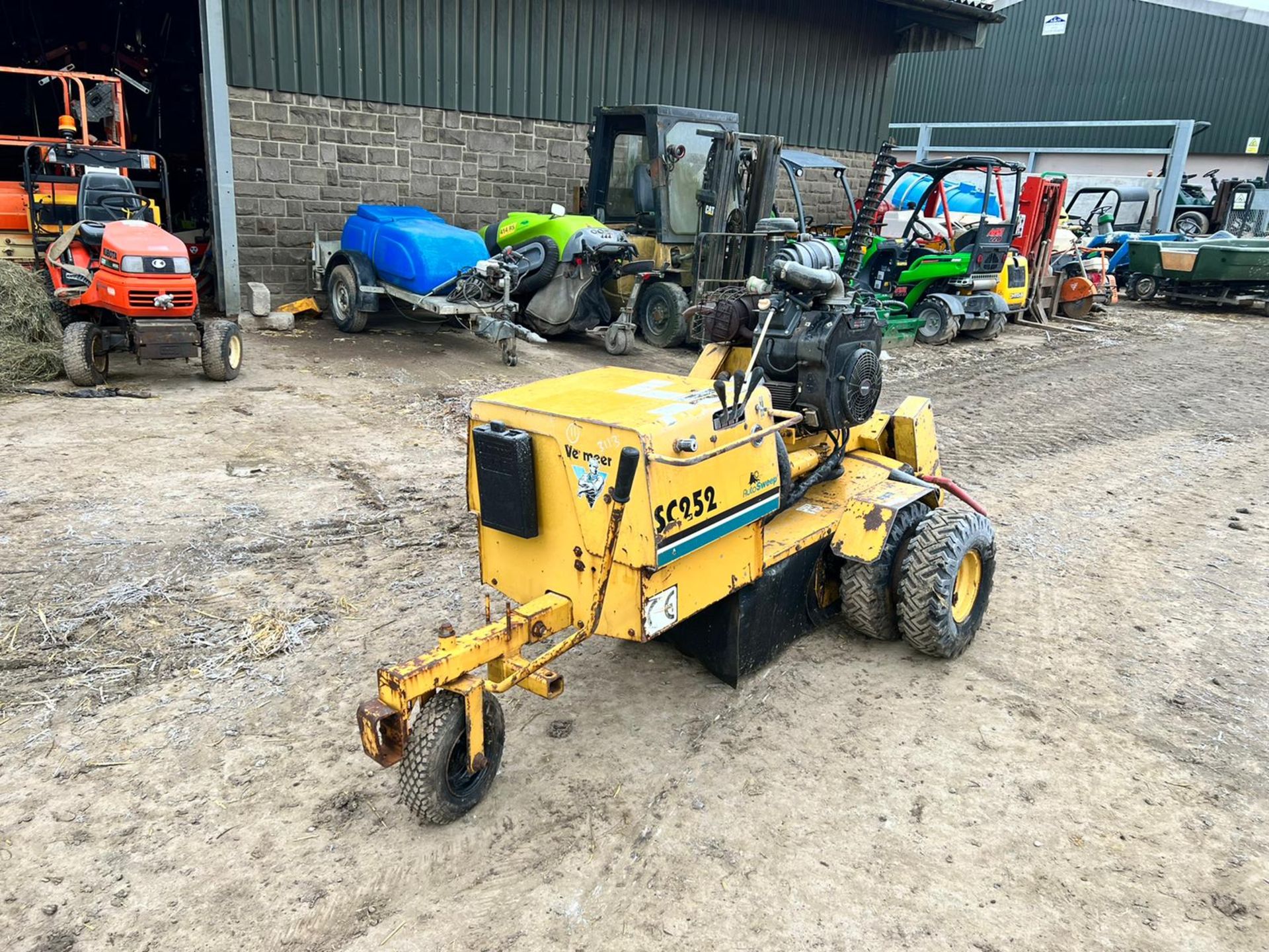 VERMEER SC252 TWIN WHEELED STUMP FRINDER WITH SINGLE AXLE TRAILER, 1885 HOURS *PLUS VAT* - Image 2 of 17