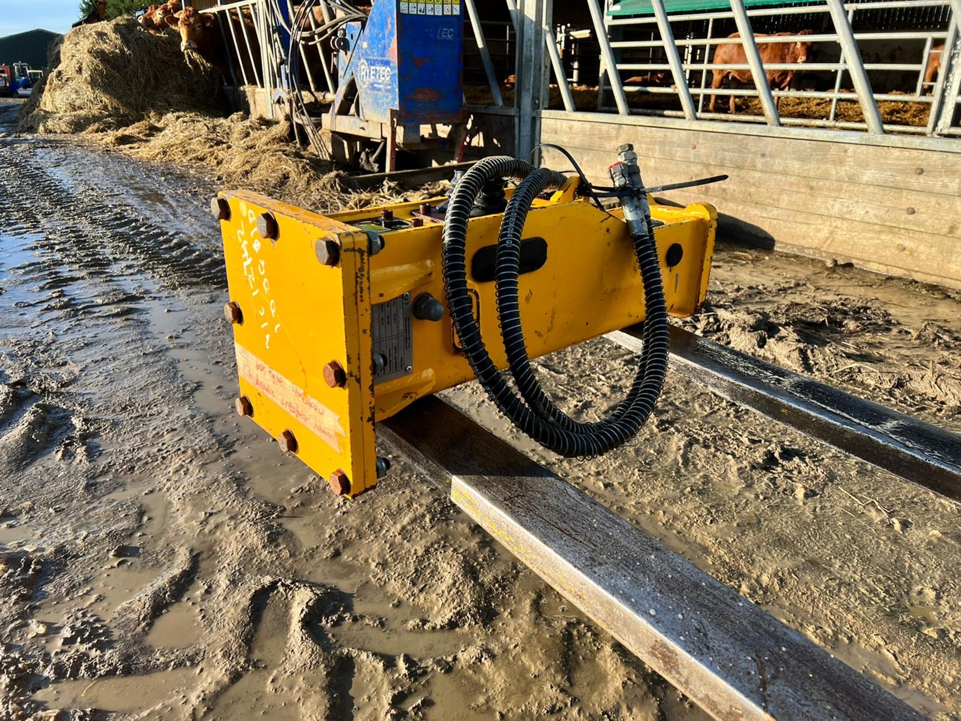 NEW AND UNUSED HMB ROCK BREAKER, SUITABLE FOR EXCAVATOR, PIPES ARE INCLUDED *PLUS VAT* - Image 5 of 7
