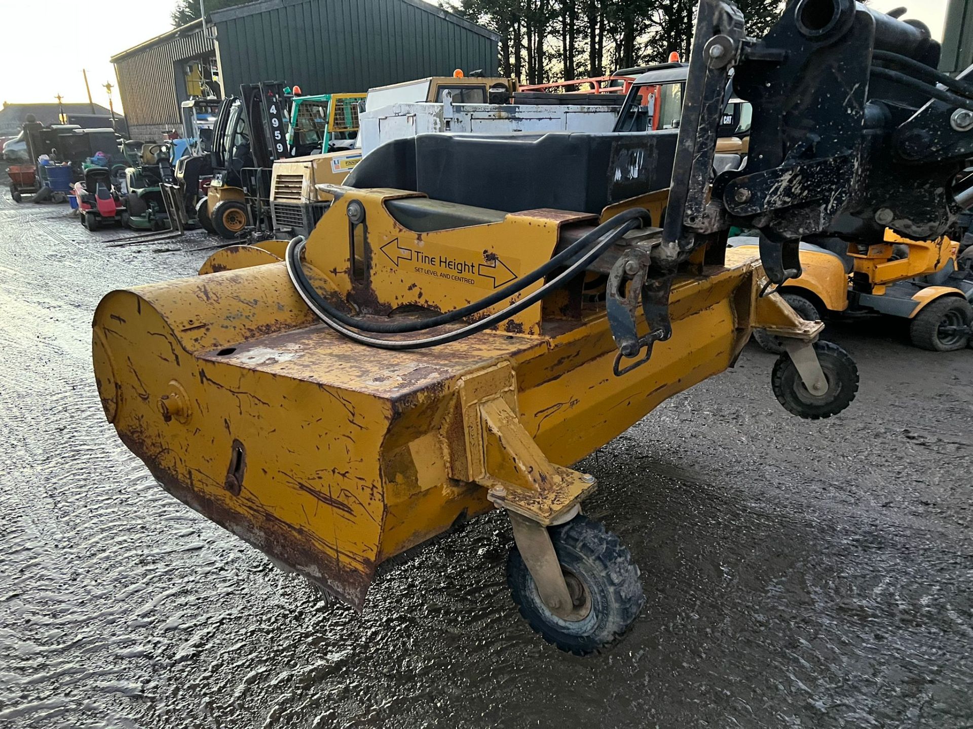 EASTERN RS220 SWEEPER BUCKET, HYDRAULIC DRIVEN, SUITABLE FOR PALLET FORKS, GOOD BRUSHES *PLUS VAT* - Image 5 of 10