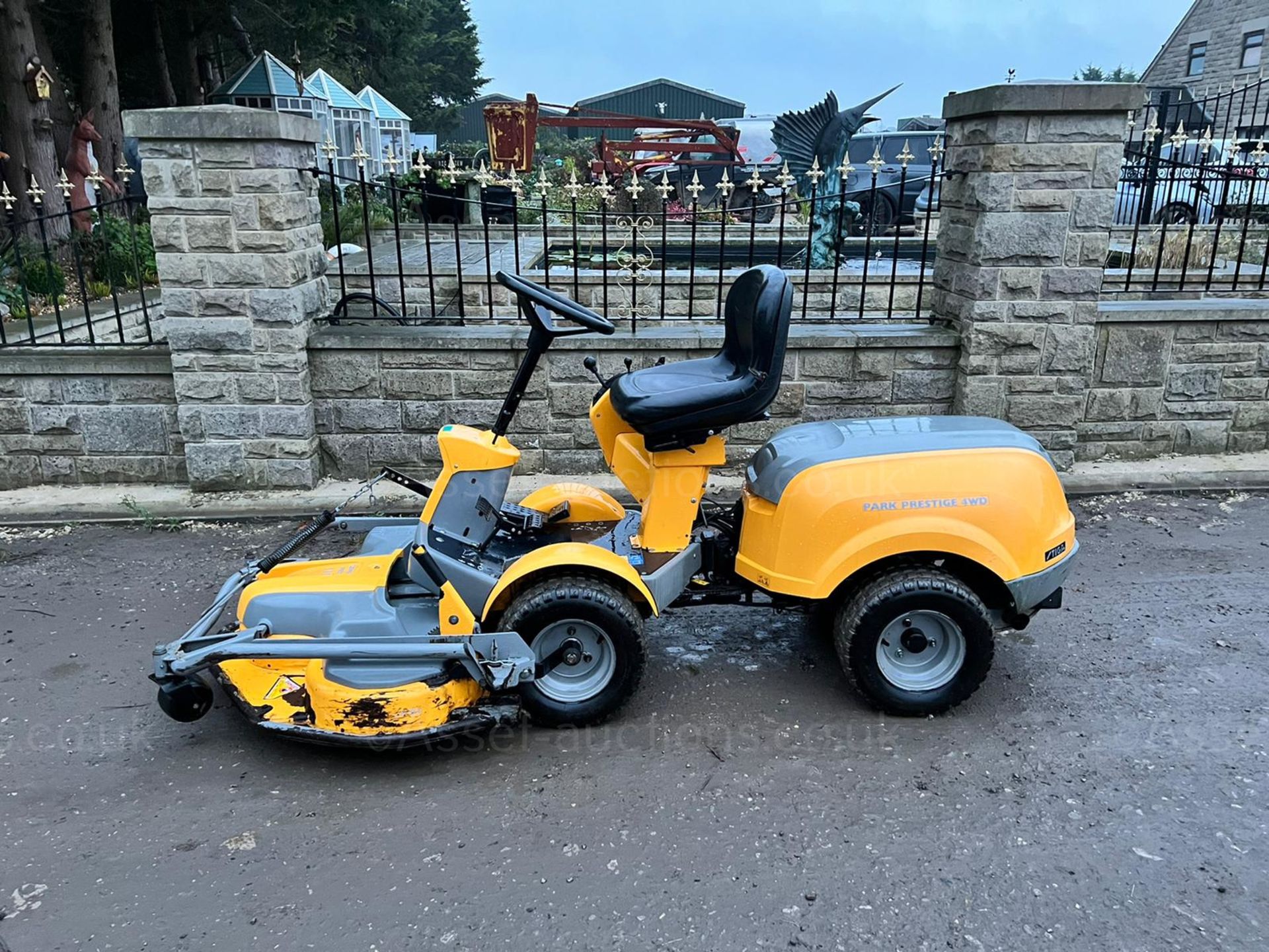 STIGA PARK PRESTIGE 4WD RIDE ON MOWER, RUNS DRIVES AND CUTS, GOOD SOLID 110cm TRIPLE BLADE DECK - Image 3 of 12