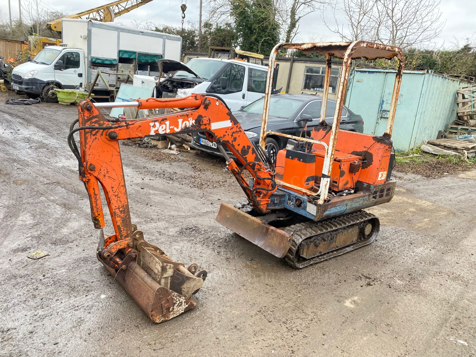 PEL JOB 1.5 TON MINI DIGGER, STARTS AND RUNS WELL, ALL OPERATIONS WORK *PLUS VAT*