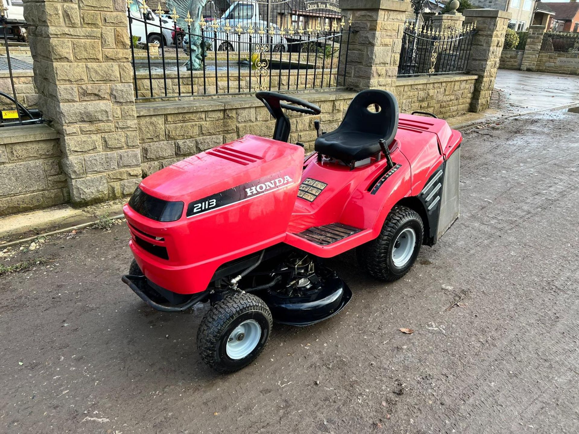 HONDA 2113 RIDE ON MOWER, RUNS DRIVES AND CUTS, GOOD SOLID DECK, HONDA 13hp ENGINE *NO VAT* - Image 3 of 9