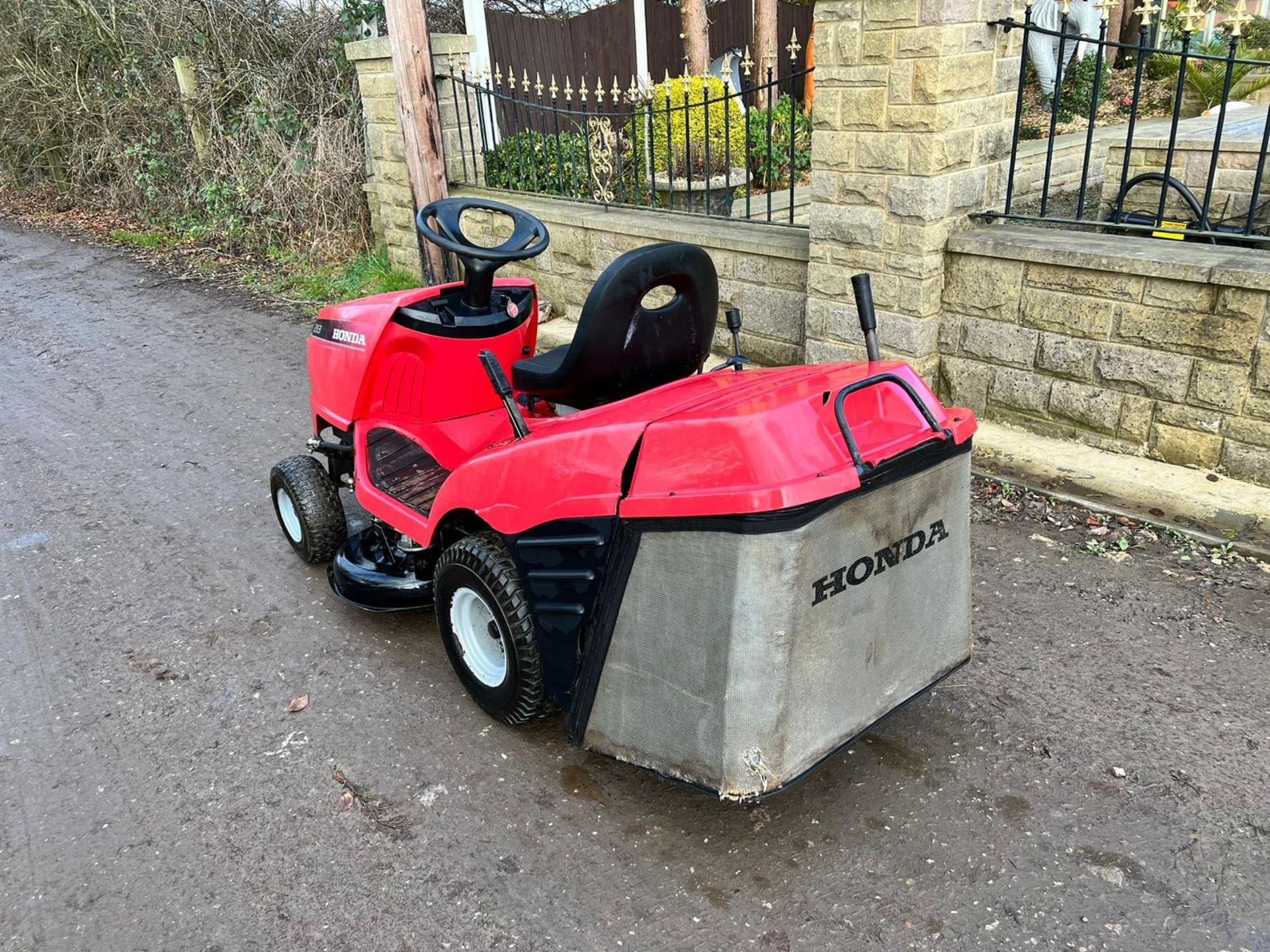 HONDA 2113 RIDE ON MOWER, RUNS DRIVES AND CUTS, GOOD SOLID DECK, HONDA 13hp ENGINE *NO VAT* - Image 5 of 9