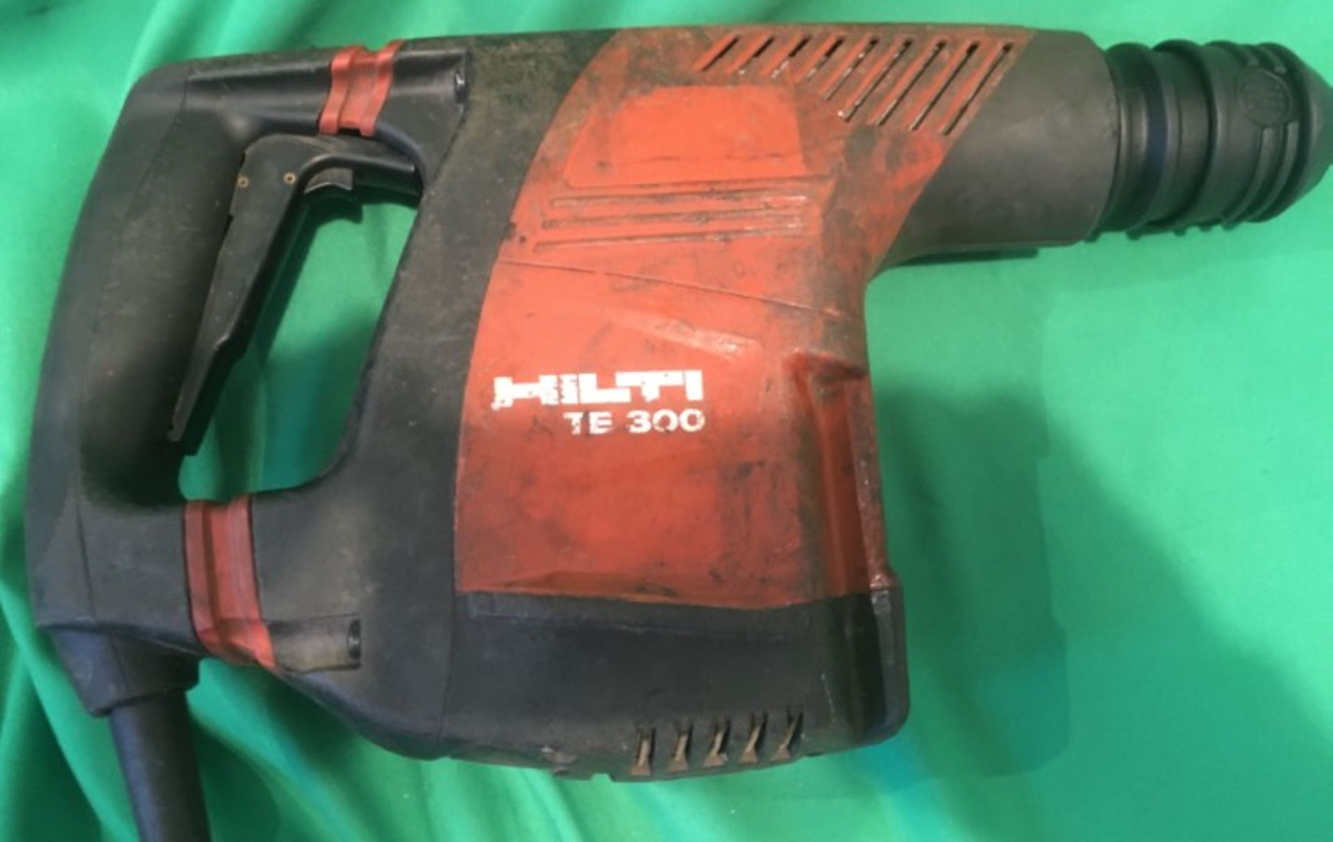 HILTI YE300 AVR VERY LIGHT SDS PLUS (TE-C) DEMOLITION HAMMER FOR SURFACE CORRECTIONS - Image 2 of 7