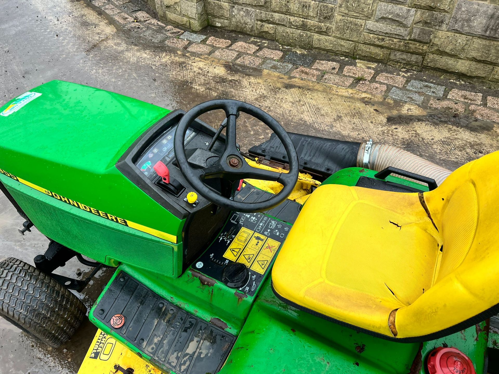 JOHN DEERE 455 22hp DIESEL RIDE ON MOWER WITH CLAMSHELL COLLECTOR, RUNS DRIVES AND CUTS *PLUS VAT* - Image 7 of 11