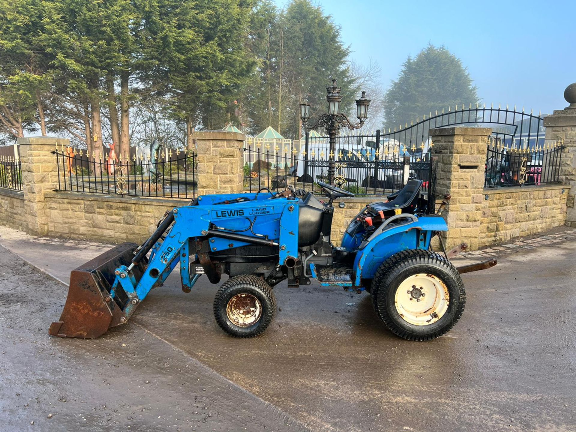 NEW HOLLAND TC21D 4WD COMPACT TRACTOR WITH FRONT LOADER AND BUCKET *PLUS VAT* - Image 3 of 18