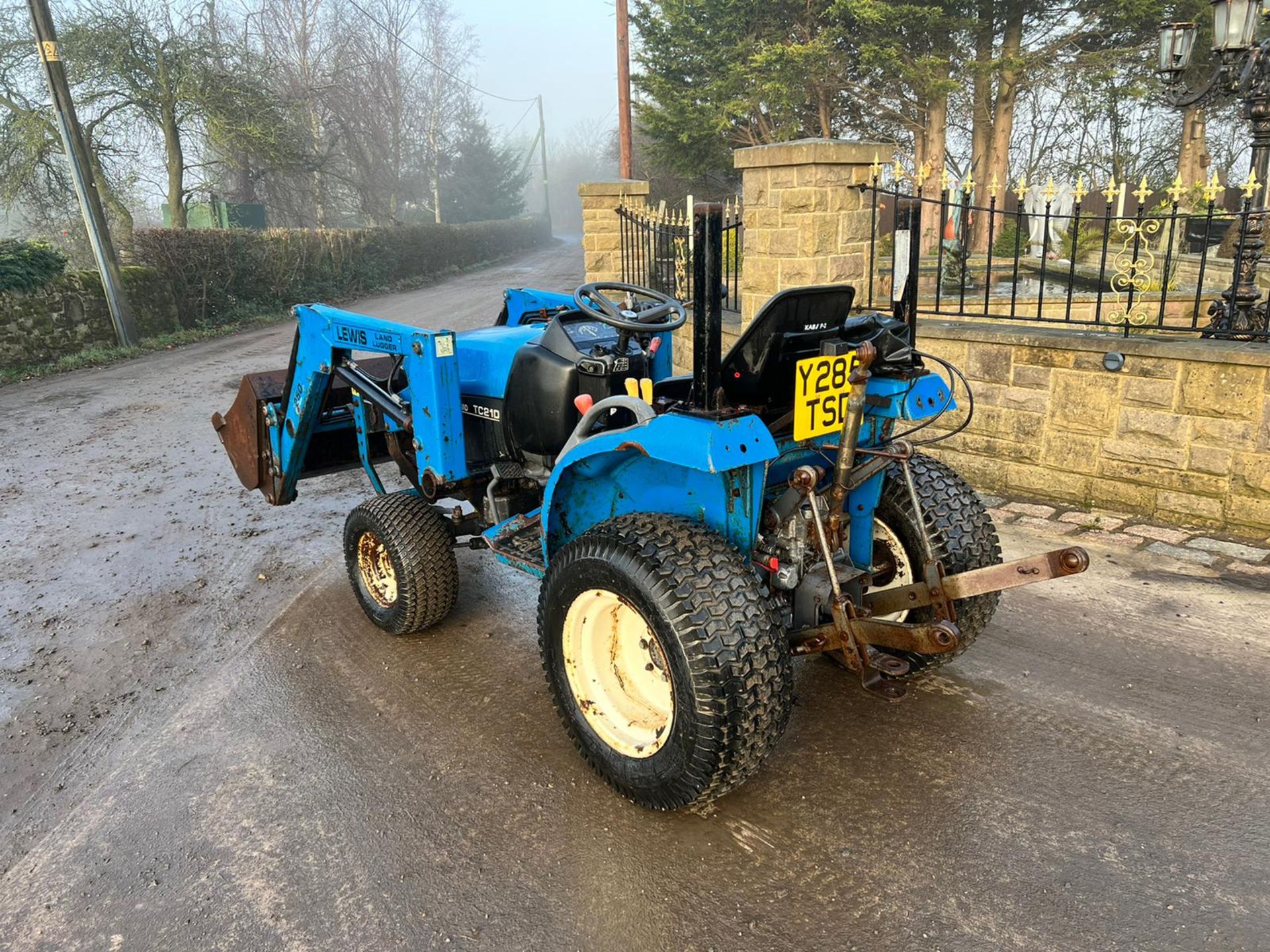 NEW HOLLAND TC21D 4WD COMPACT TRACTOR WITH FRONT LOADER AND BUCKET *PLUS VAT* - Image 4 of 18