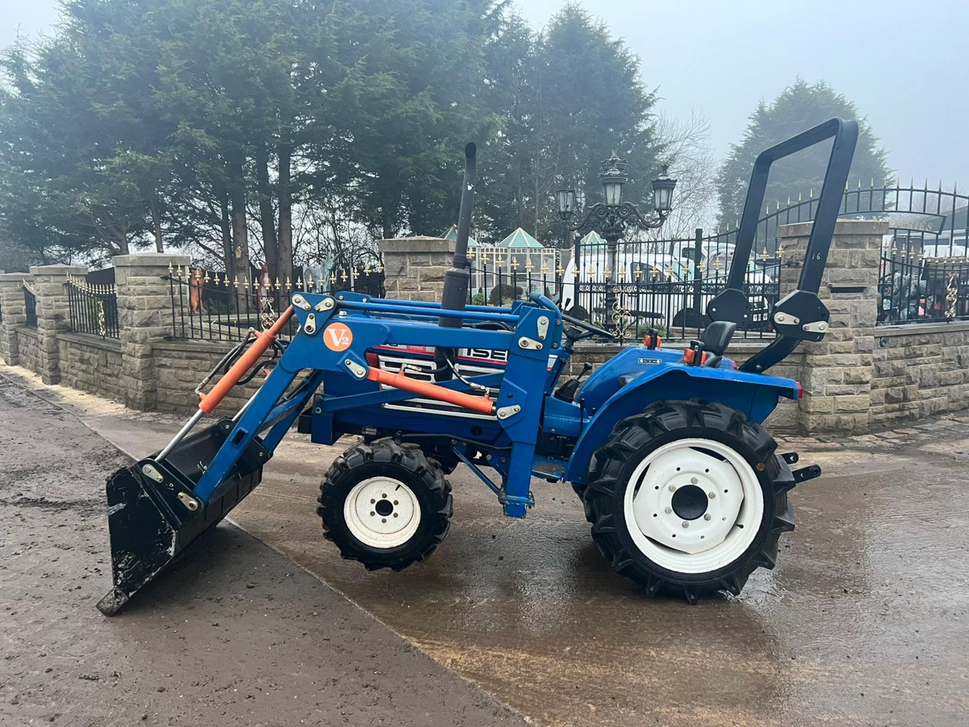 ISEKI TU1700 4WD COMPACT TRACTOR WITH FRONT LOADER AND BUCKET, RUNS DRIVES AND LIFTS PLUS VAT* - Image 4 of 18