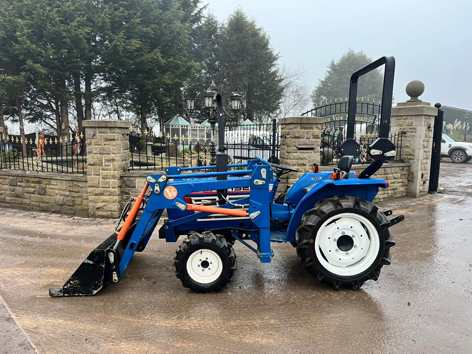 ISEKI TU1700 4WD COMPACT TRACTOR WITH FRONT LOADER AND BUCKET, RUNS DRIVES AND LIFTS PLUS VAT* - Image 3 of 18