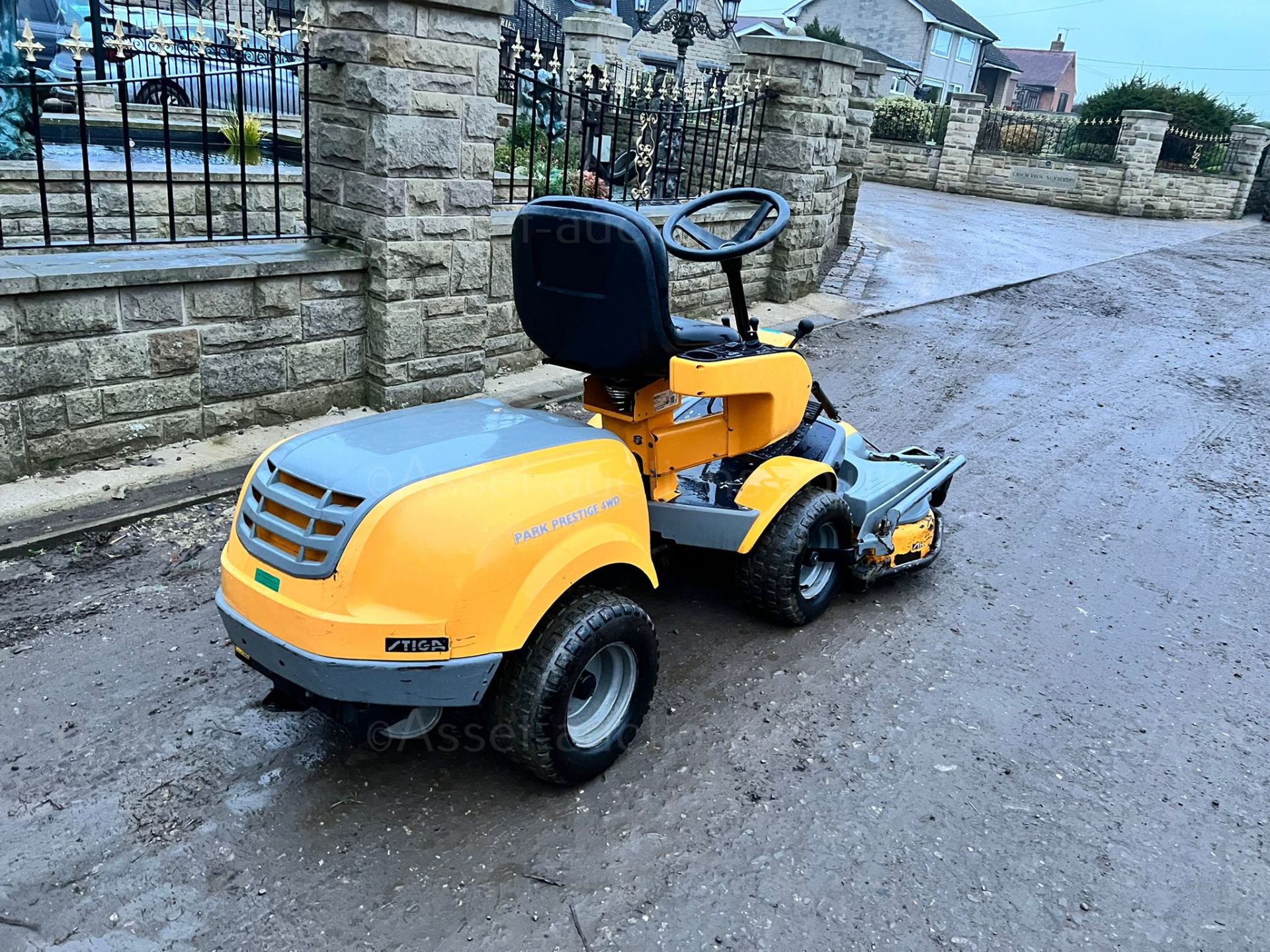 STIGA PARK PRESTIGE 4WD RIDE ON MOWER, RUNS DRIVES AND CUTS, STIGA COMBI 110 DECK *PLUS VAT* - Image 5 of 11