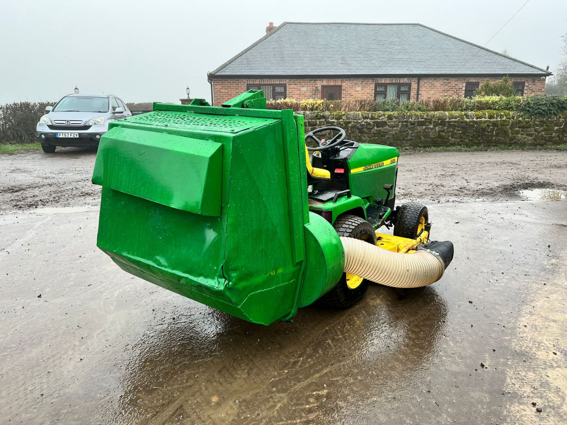 JOHN DEERE 455 22hp DIESEL RIDE ON MOWER WITH CLAMSHELL COLLECTOR, RUNS DRIVES AND CUTS *PLUS VAT* - Image 5 of 11
