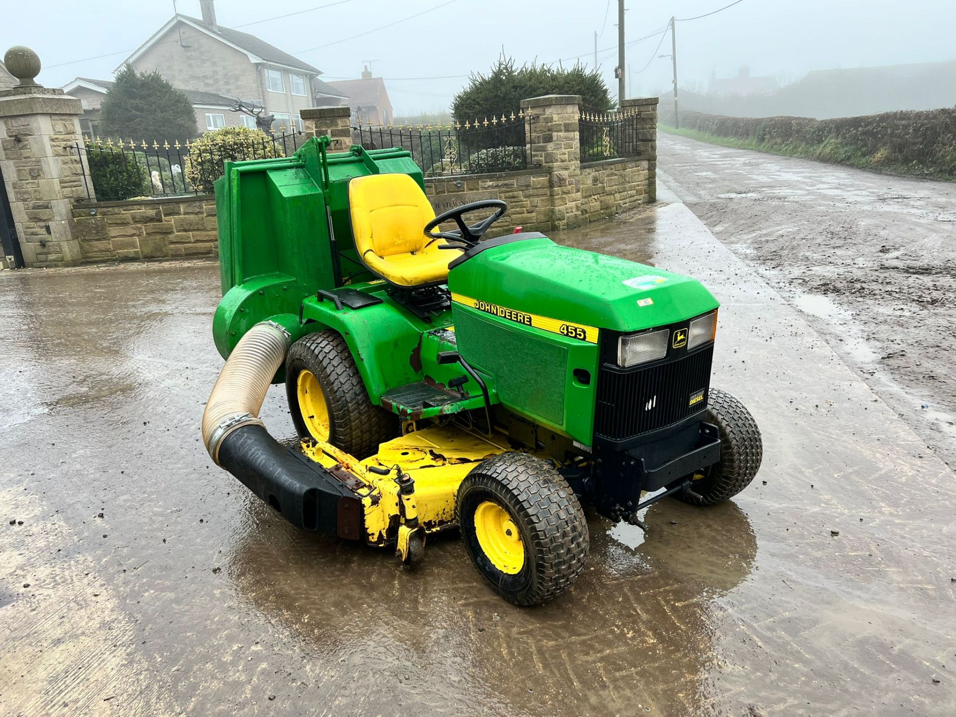 JOHN DEERE 455 22hp DIESEL RIDE ON MOWER WITH CLAMSHELL COLLECTOR, RUNS DRIVES AND CUTS *PLUS VAT*