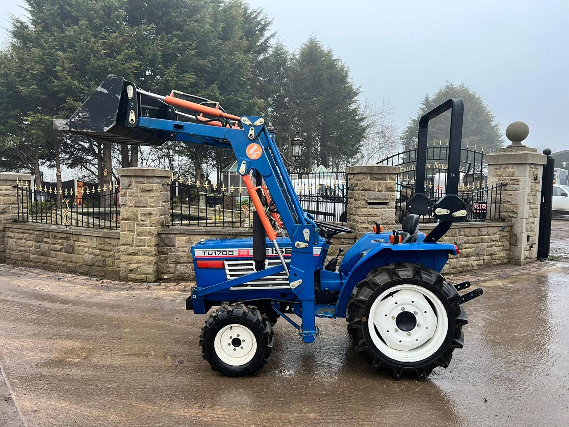 ISEKI TU1700 4WD COMPACT TRACTOR WITH FRONT LOADER AND BUCKET, RUNS DRIVES AND LIFTS PLUS VAT* - Image 7 of 18