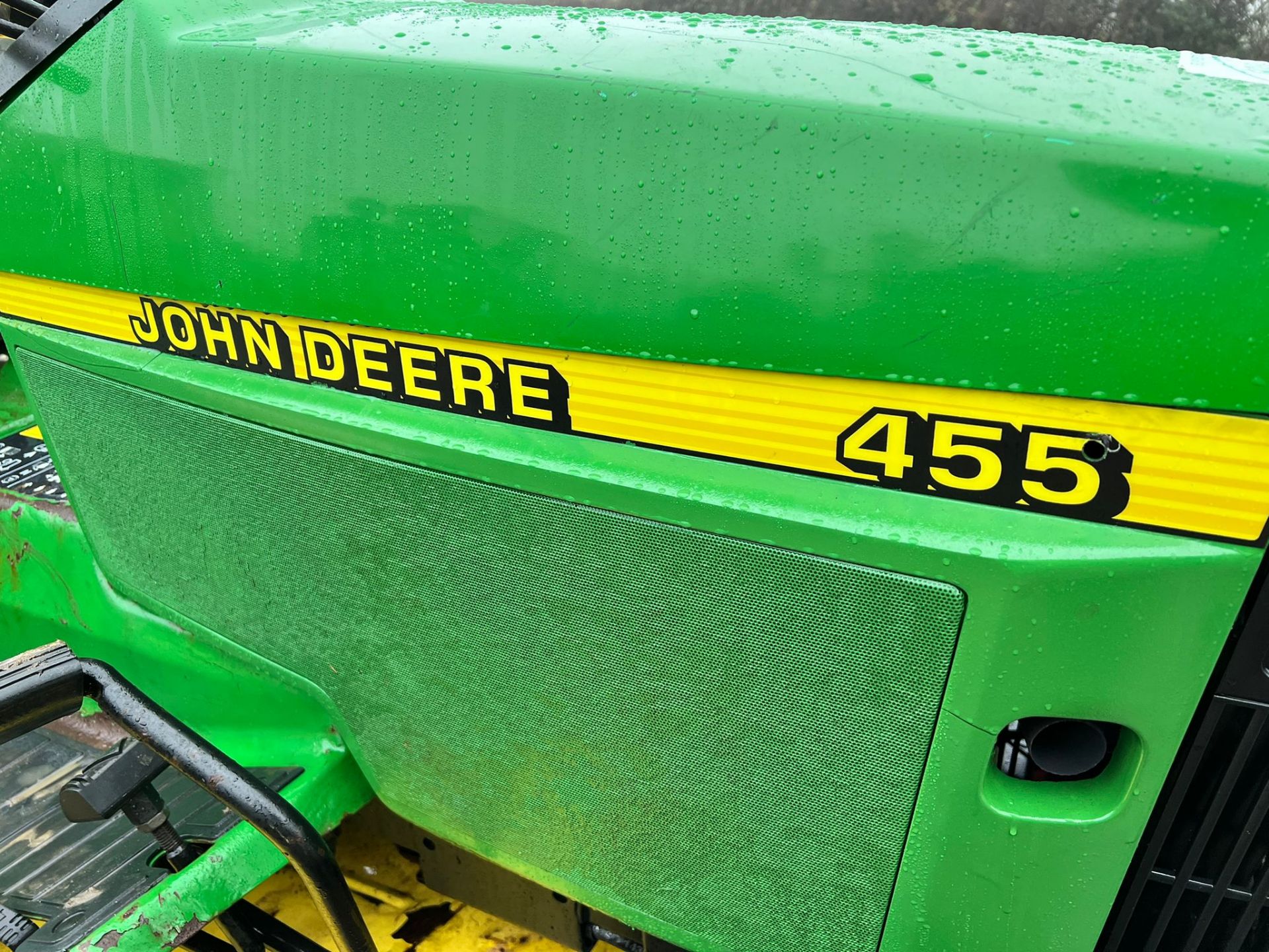 JOHN DEERE 455 22hp DIESEL RIDE ON MOWER WITH CLAMSHELL COLLECTOR, RUNS DRIVES AND CUTS *PLUS VAT* - Image 9 of 11