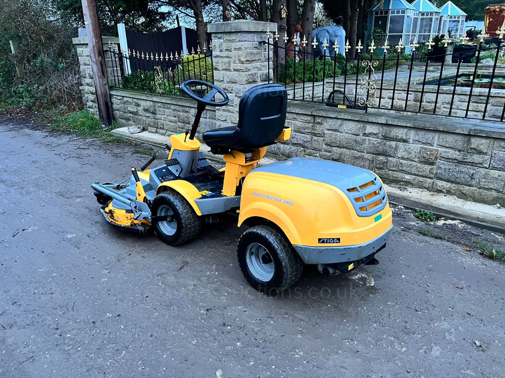 STIGA PARK PRESTIGE 4WD RIDE ON MOWER, RUNS DRIVES AND CUTS, STIGA COMBI 110 DECK *PLUS VAT* - Image 4 of 11