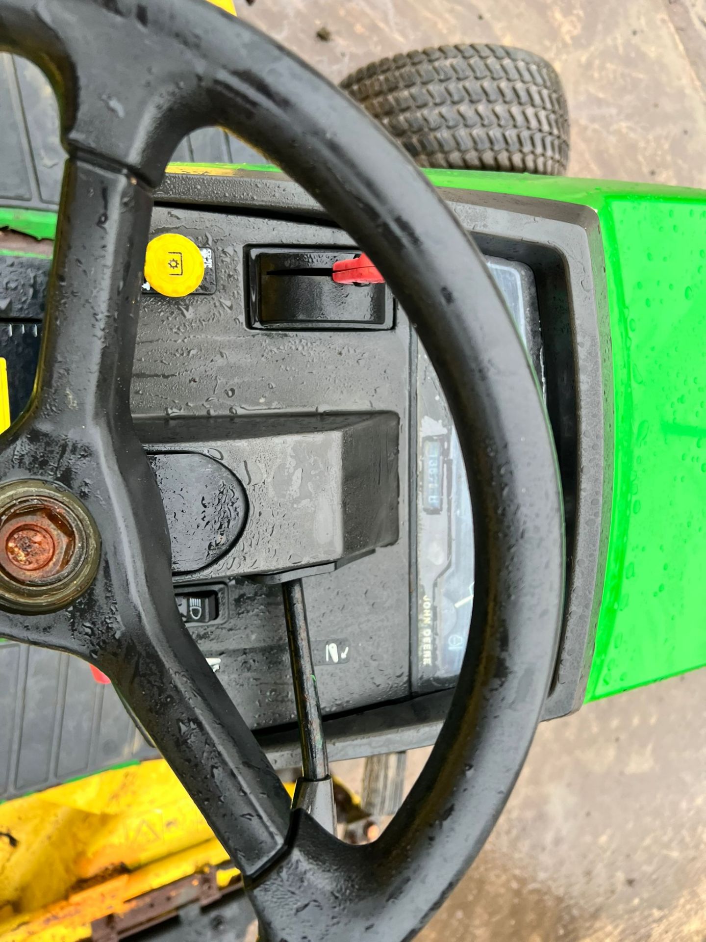 JOHN DEERE 455 22hp DIESEL RIDE ON MOWER WITH CLAMSHELL COLLECTOR, RUNS DRIVES AND CUTS *PLUS VAT* - Image 10 of 11