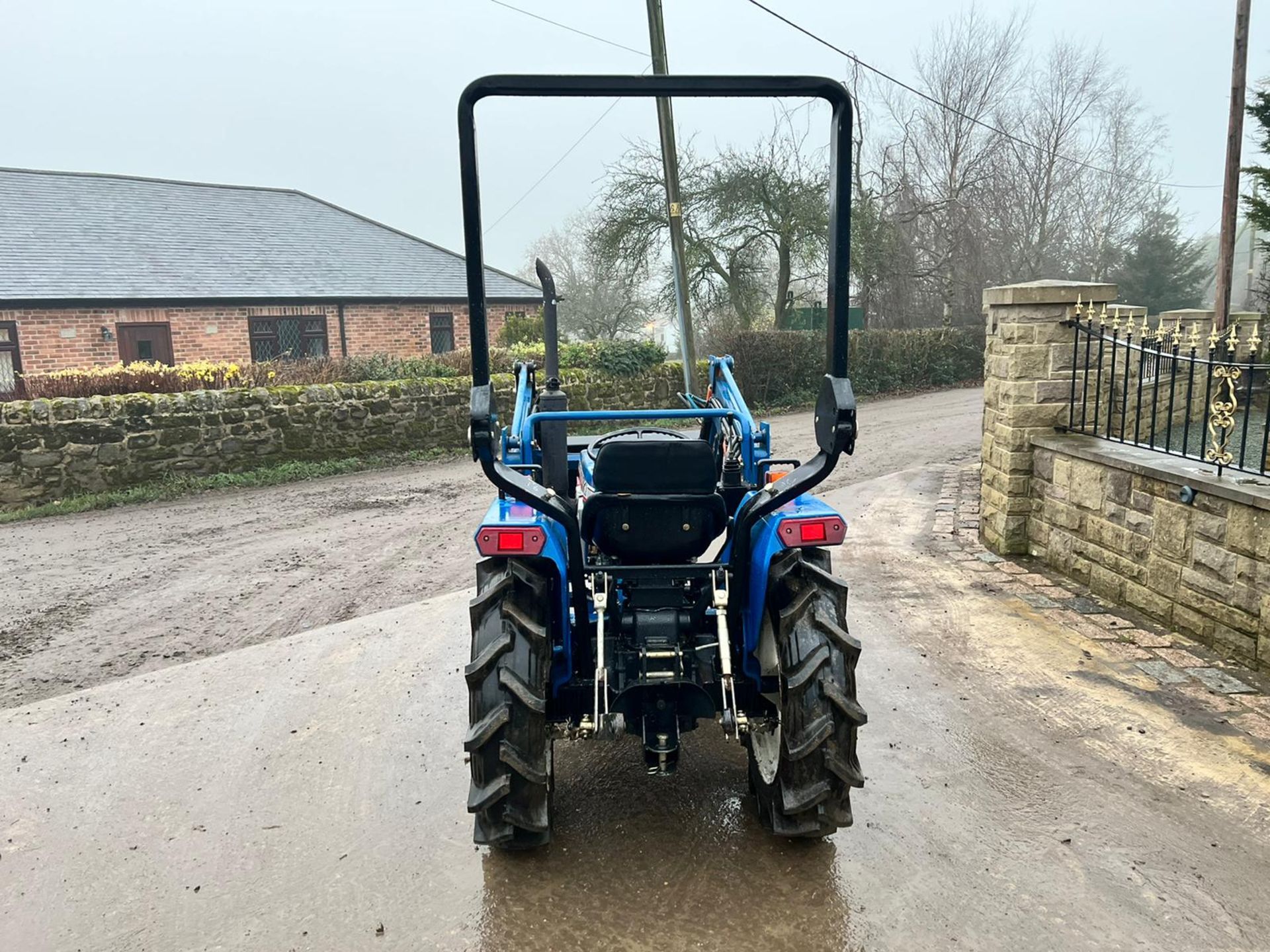 ISEKI TU1700 4WD COMPACT TRACTOR WITH FRONT LOADER AND BUCKET, RUNS DRIVES AND LIFTS PLUS VAT* - Image 9 of 18