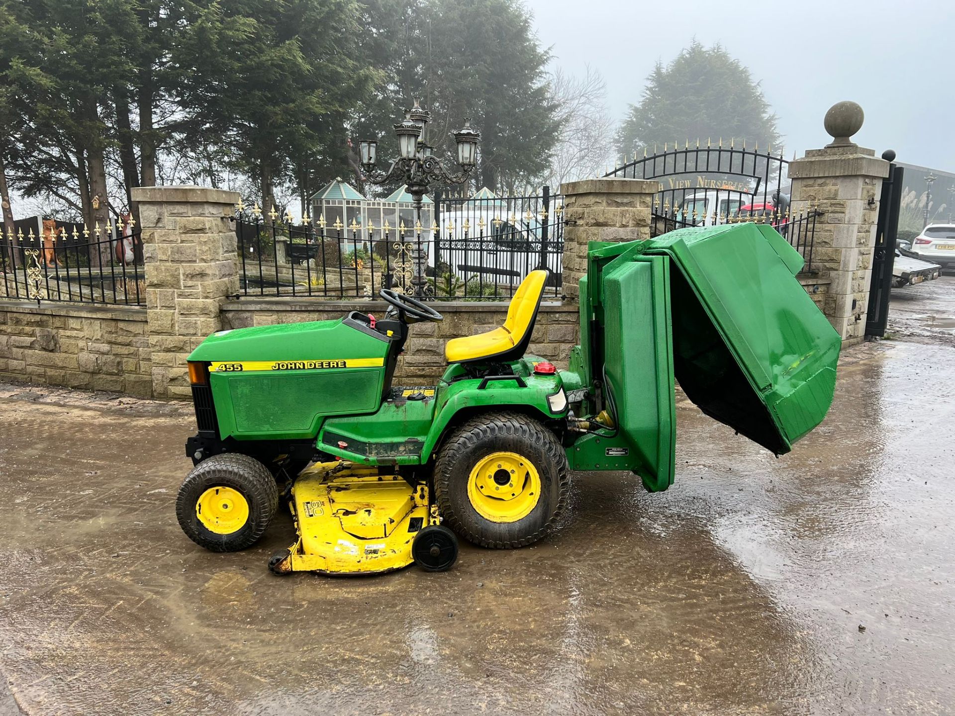 JOHN DEERE 455 22hp DIESEL RIDE ON MOWER WITH CLAMSHELL COLLECTOR, RUNS DRIVES AND CUTS *PLUS VAT* - Image 2 of 11