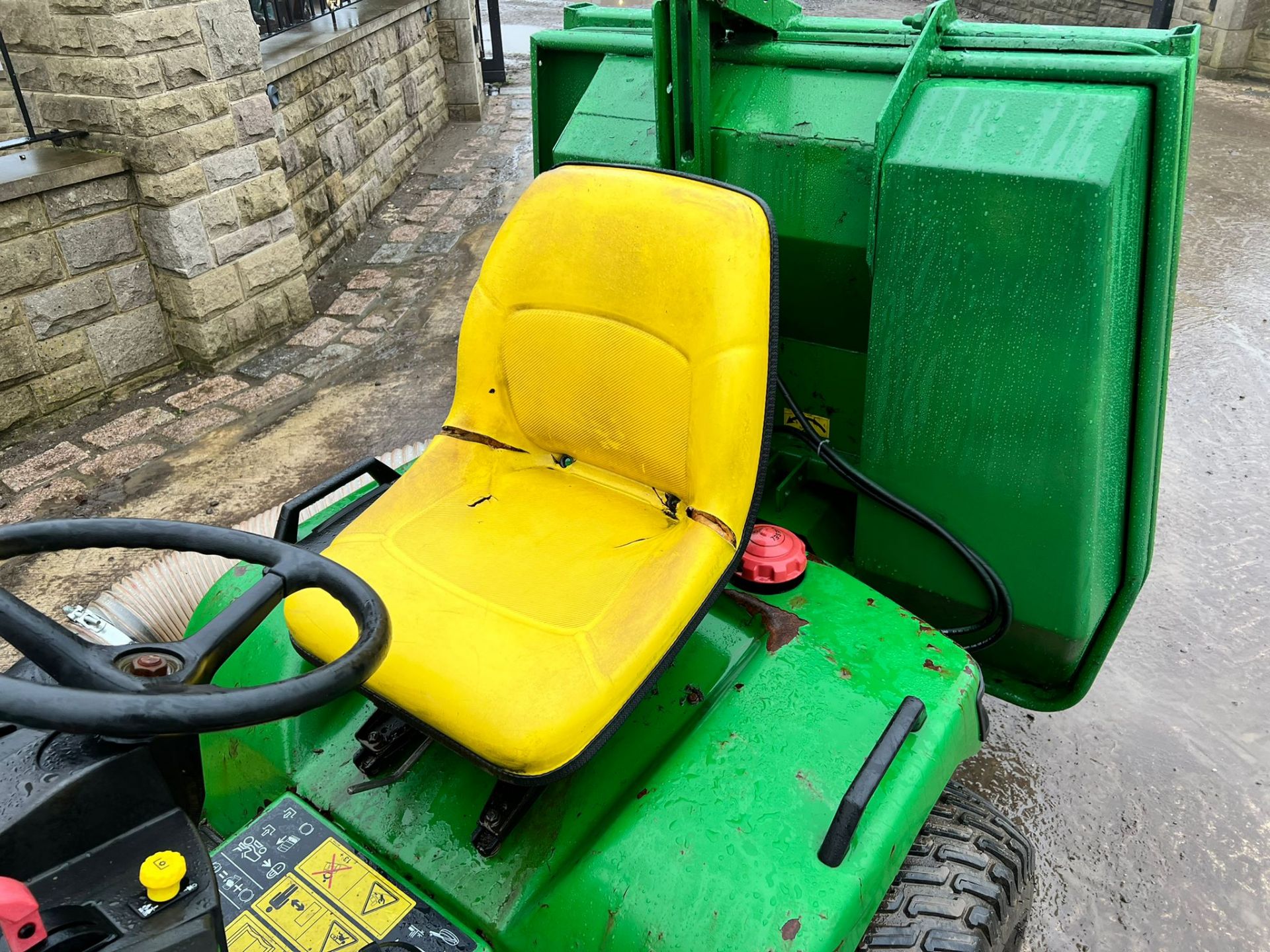 JOHN DEERE 455 22hp DIESEL RIDE ON MOWER WITH CLAMSHELL COLLECTOR, RUNS DRIVES AND CUTS *PLUS VAT* - Image 8 of 11