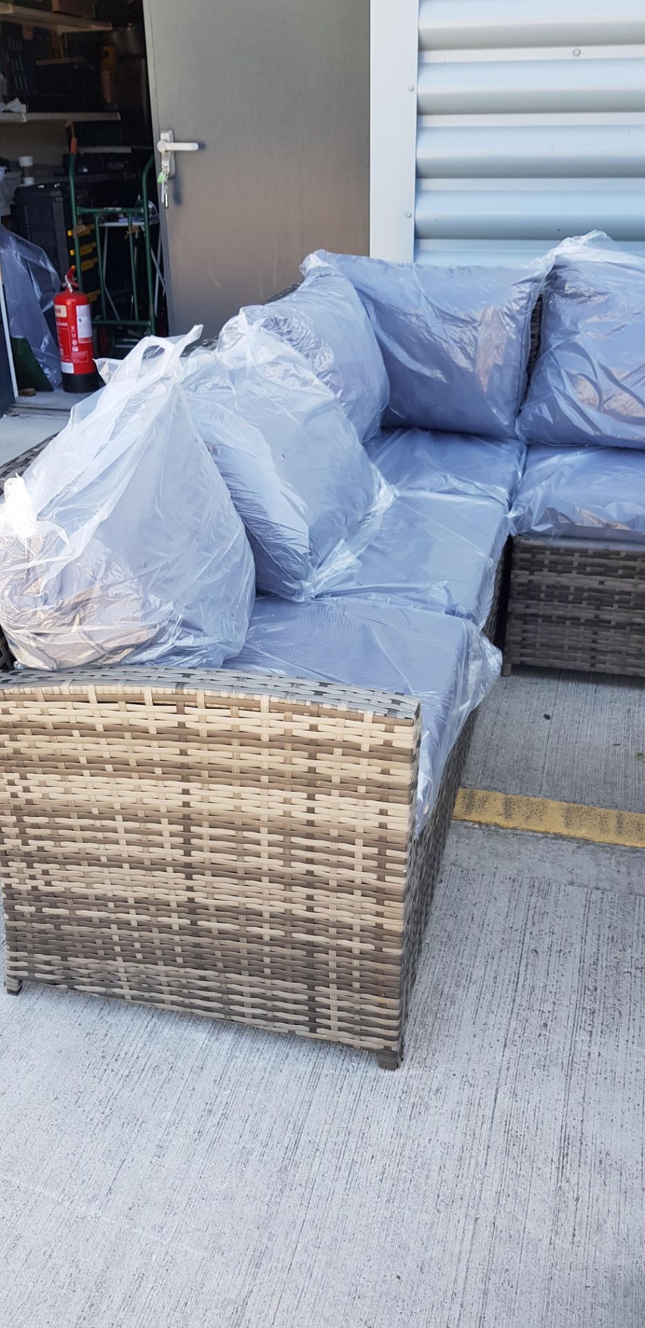 BRAND NEW 8 SEATER RATTAN SET, DARK GREY WITH MATCHING GREY 10cm DEEP CUSHIONS, RRP OVER £1299 - Image 5 of 8