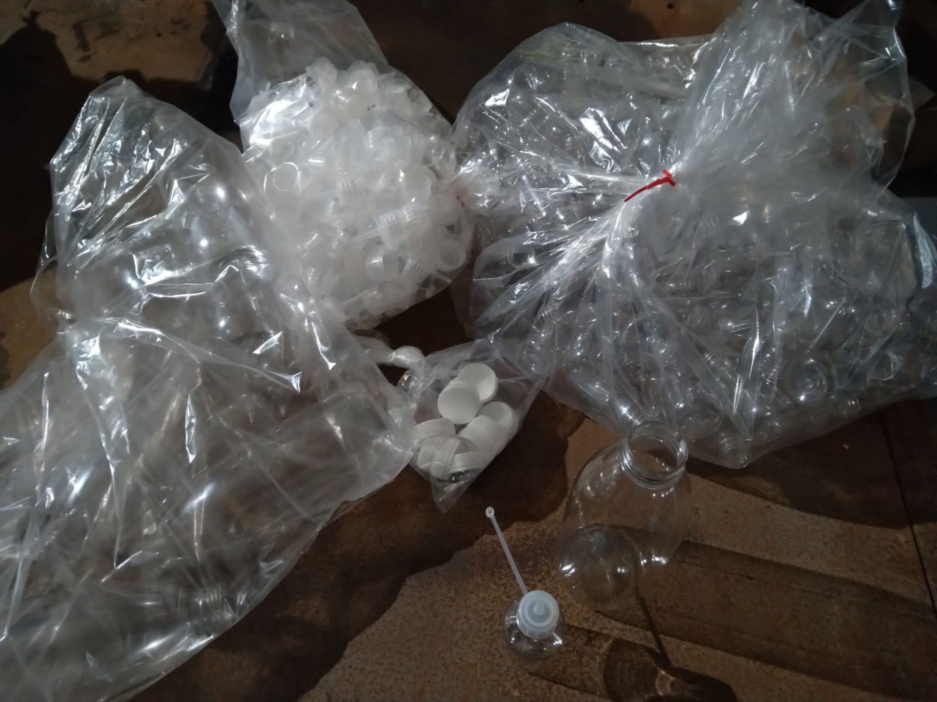 BAG OF CLEAR PLASTIC BOTTLES WITH SCREW ON CAPS *NO RESERVE* *NO VAT* - Image 2 of 2