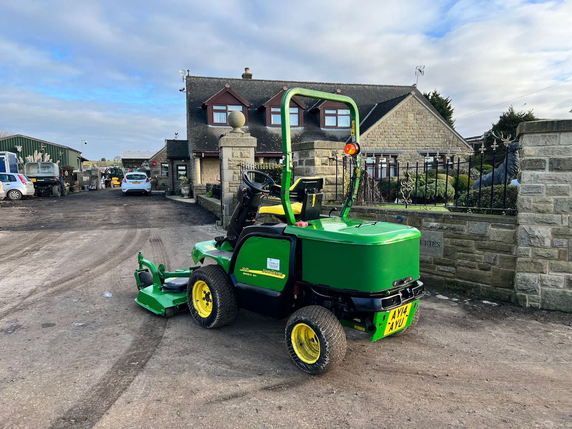 2014 JOHN DEERE 1445 4WD RIDE ON MOWER, RUNS DRIVES AND CUTS, SHOWING A LOW 2956 HOURS *PLUS VAT* - Image 4 of 10