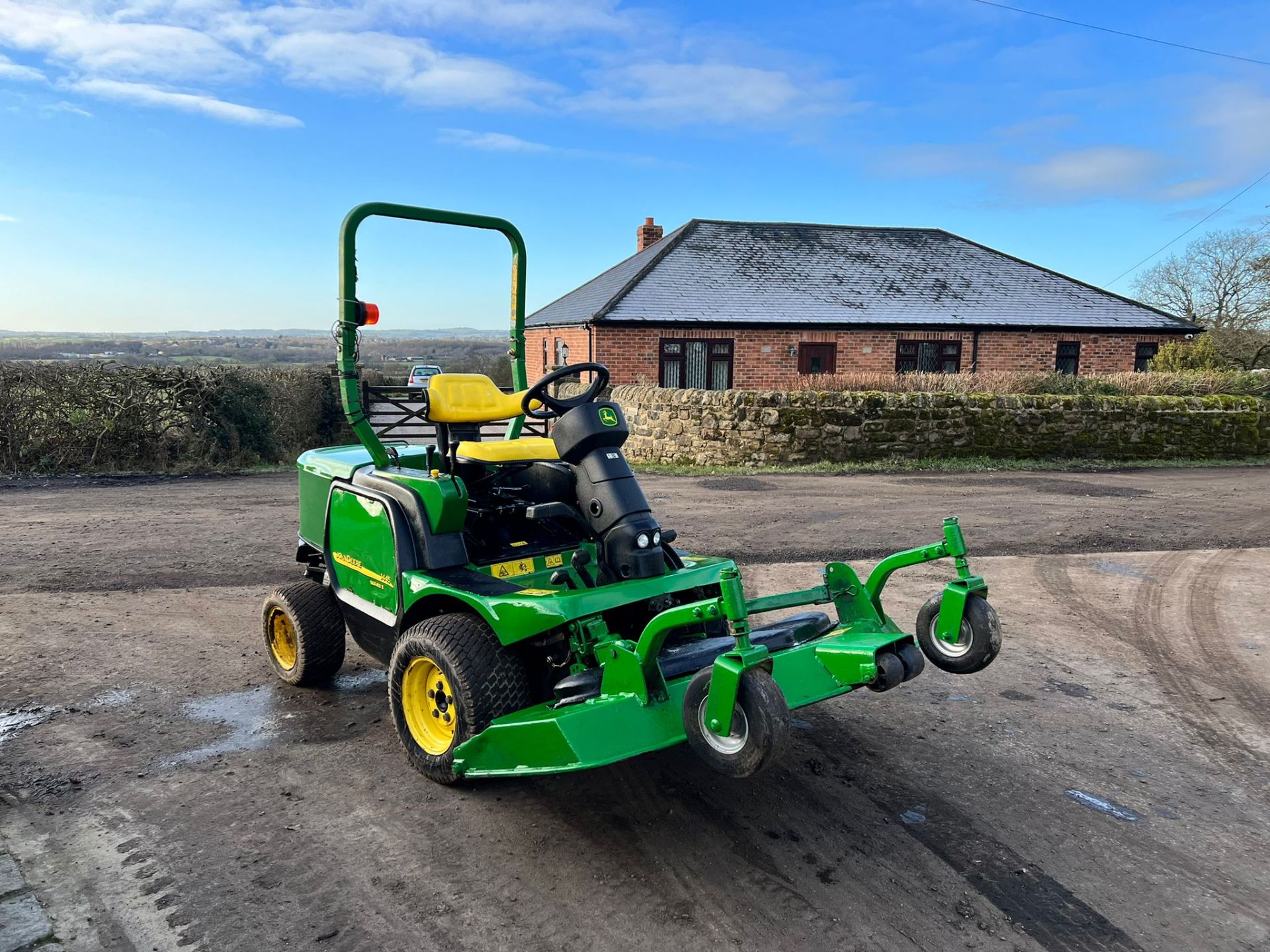 2014 JOHN DEERE 1445 4WD RIDE ON MOWER, RUNS DRIVES AND CUTS, SHOWING A LOW 2956 HOURS *PLUS VAT*