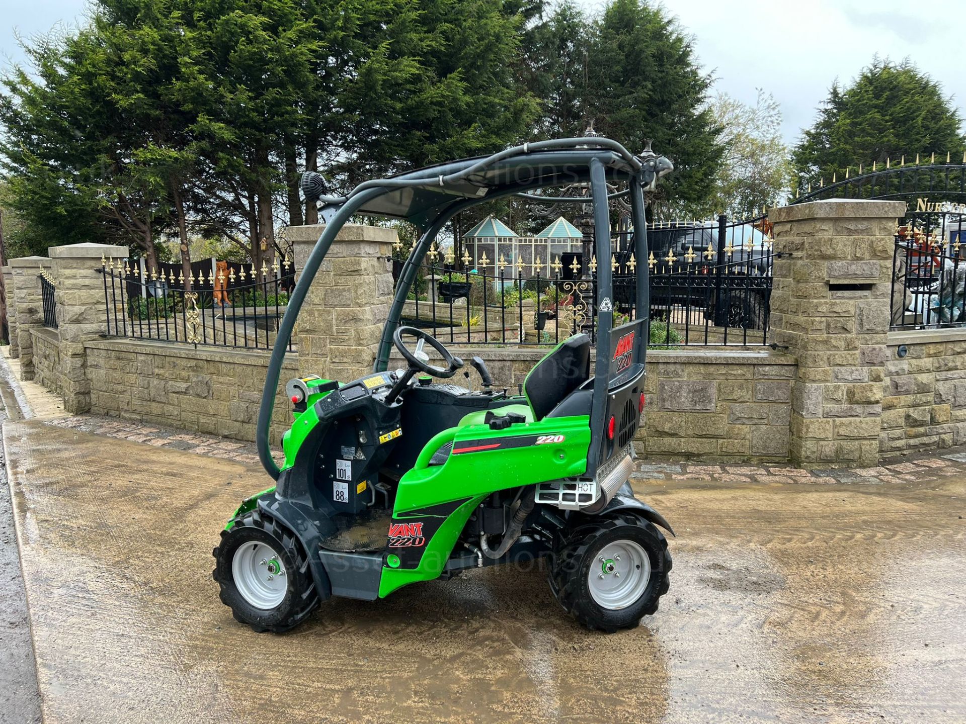 2018 AVANT 220 MULTI-FUNCTIONAL LOADER, RUNS DRIVES AND LIFTS, SHOWING A LOW 379 HOURS *PLUS VAT* - Image 2 of 14
