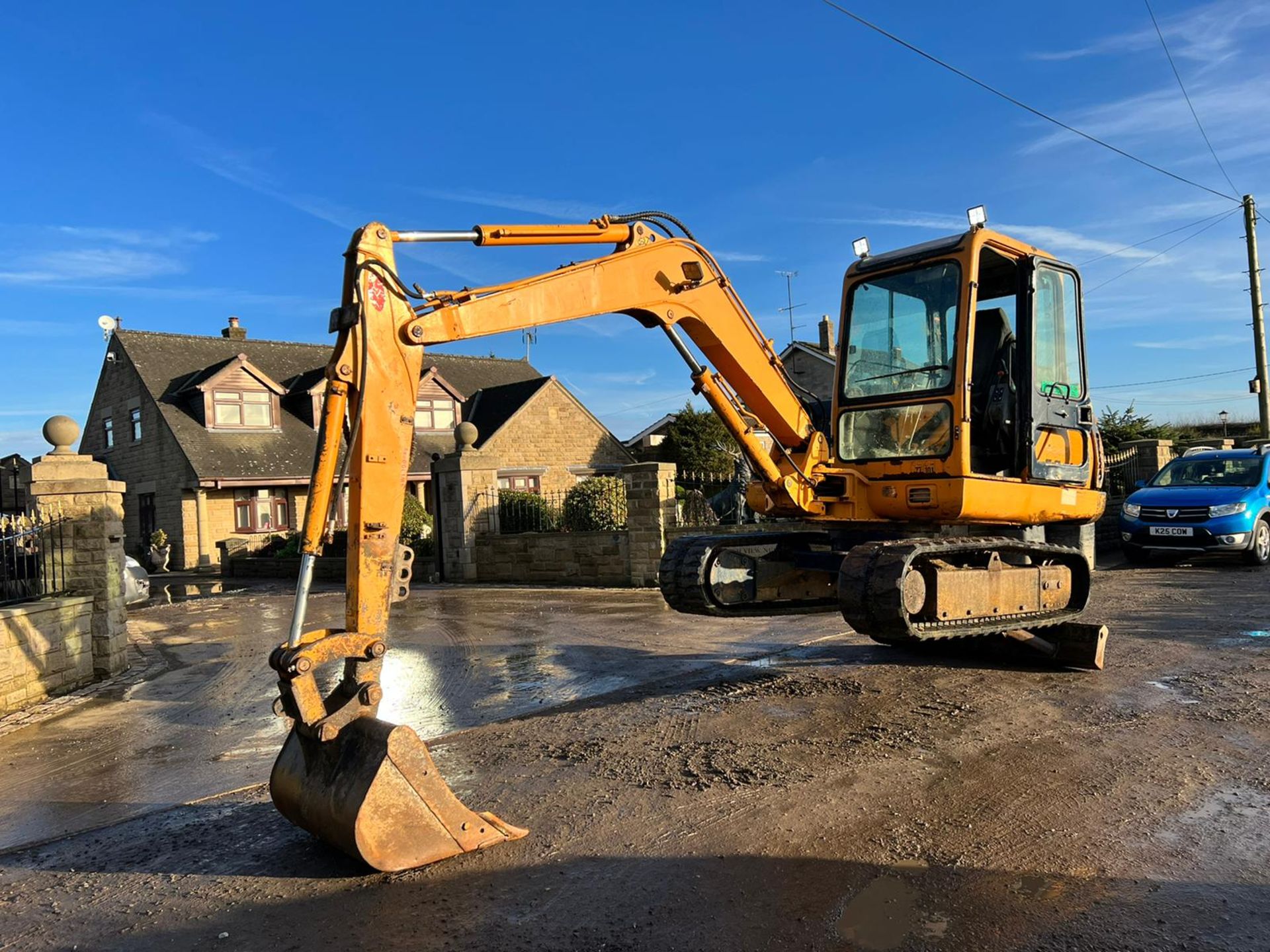 HYUNDAI ROBEX R55-3 5.5 TON EXCAVATOR, RUNS DRIVES AND DIGS, SHOWING A LOW 6657 HOURS *PLUS VAT* - Image 2 of 20