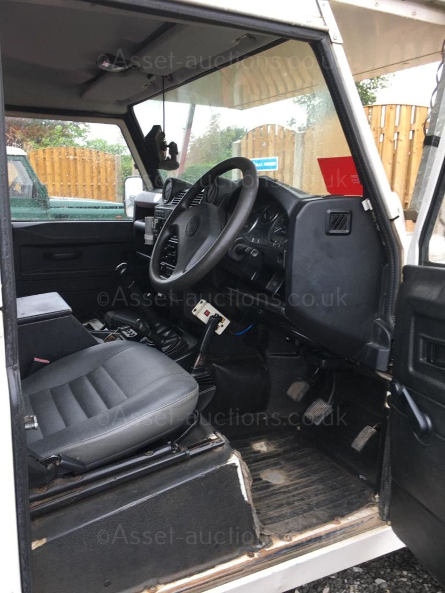 2008 LAND ROVER DEFENDER 110 HARD TOP, 2402cc DIESEL ENGINE *NO VAT* - Image 13 of 17