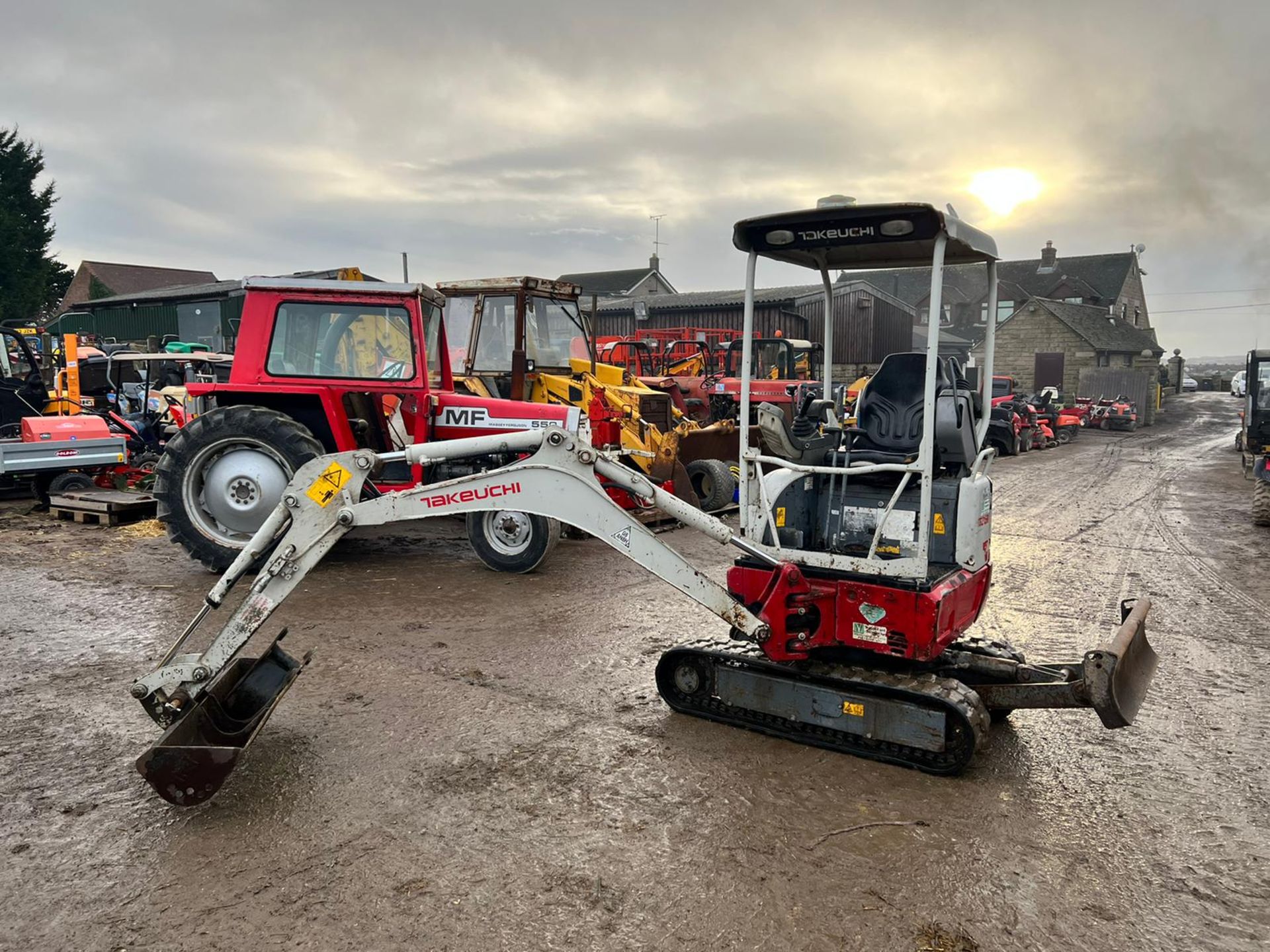 2015 TAKEUCHI TB215R 1.5 TON MINI DIGGER, RUNS DRIVES AND WORKS, 2 BUCKETS *PLUS VAT* - Image 4 of 22