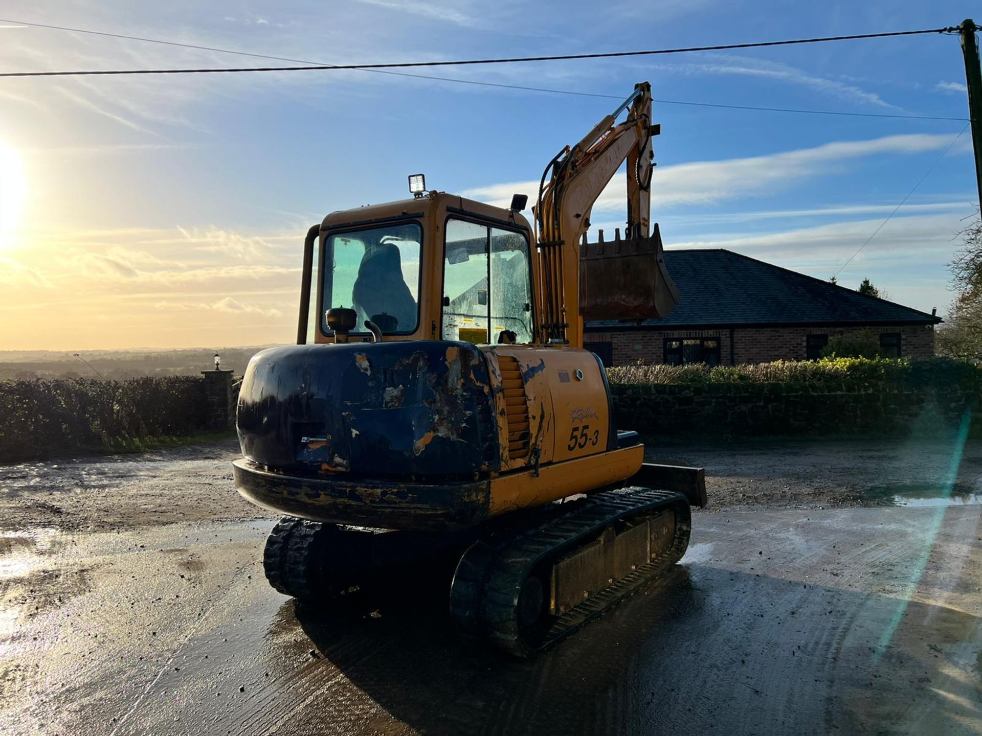 HYUNDAI ROBEX R55-3 5.5 TON EXCAVATOR, RUNS DRIVES AND DIGS, SHOWING A LOW 6657 HOURS *PLUS VAT* - Image 6 of 20