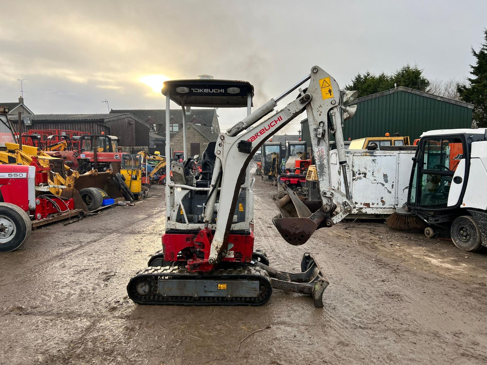 2015 TAKEUCHI TB215R 1.5 TON MINI DIGGER, RUNS DRIVES AND WORKS, 2 BUCKETS *PLUS VAT* - Image 10 of 22