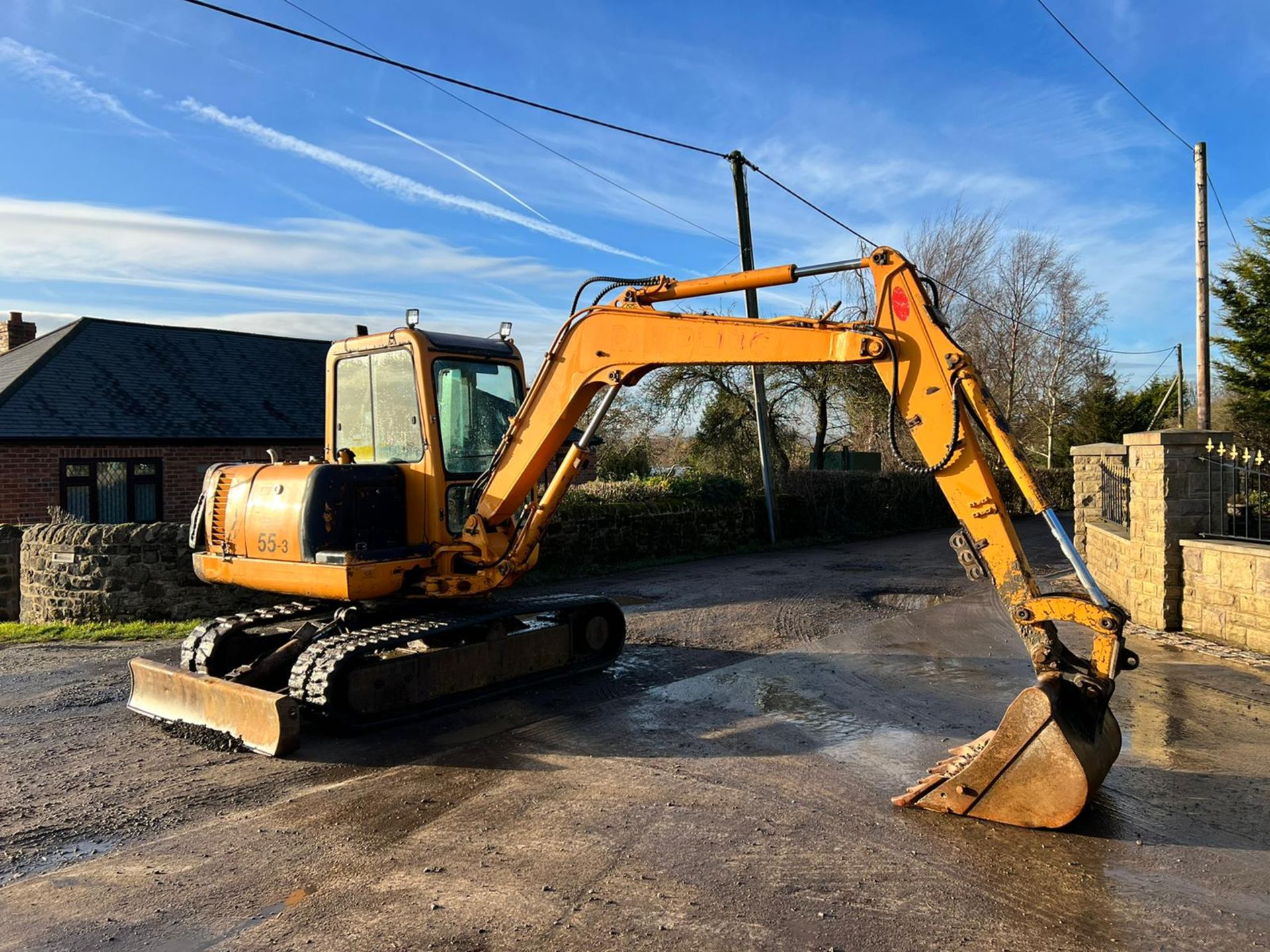 HYUNDAI ROBEX R55-3 5.5 TON EXCAVATOR, RUNS DRIVES AND DIGS, SHOWING A LOW 6657 HOURS *PLUS VAT* - Image 4 of 20