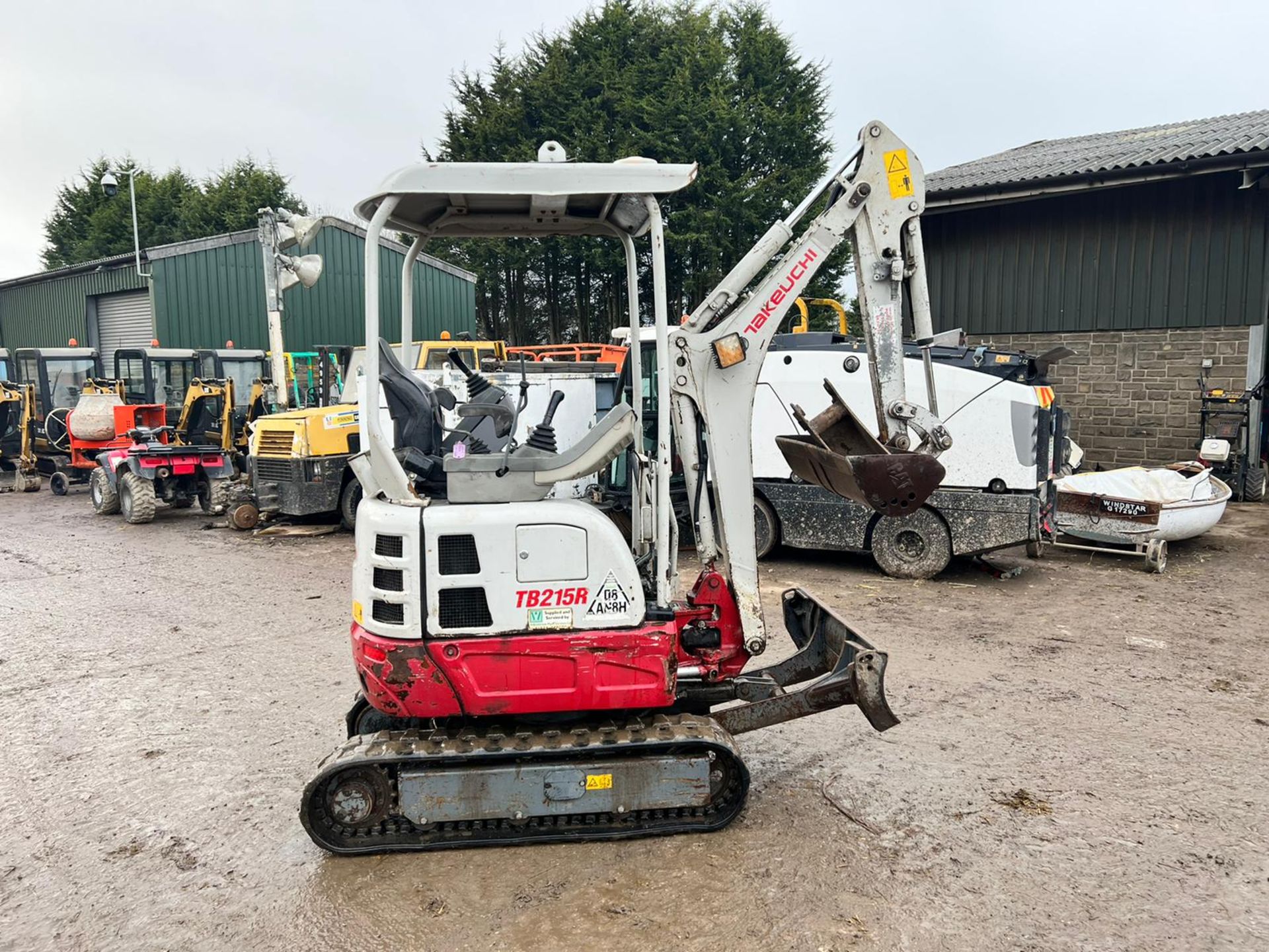 2015 TAKEUCHI TB215R 1.5 TON MINI DIGGER, RUNS DRIVES AND WORKS, 2 BUCKETS *PLUS VAT* - Image 9 of 22