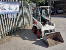 BOBCAT 453 SKID STEER, MECHANICALLY OPERATIONAL, YOM 2000, 3237 HRS, C/W BUCKET, SOLID WHEELS, TYRES