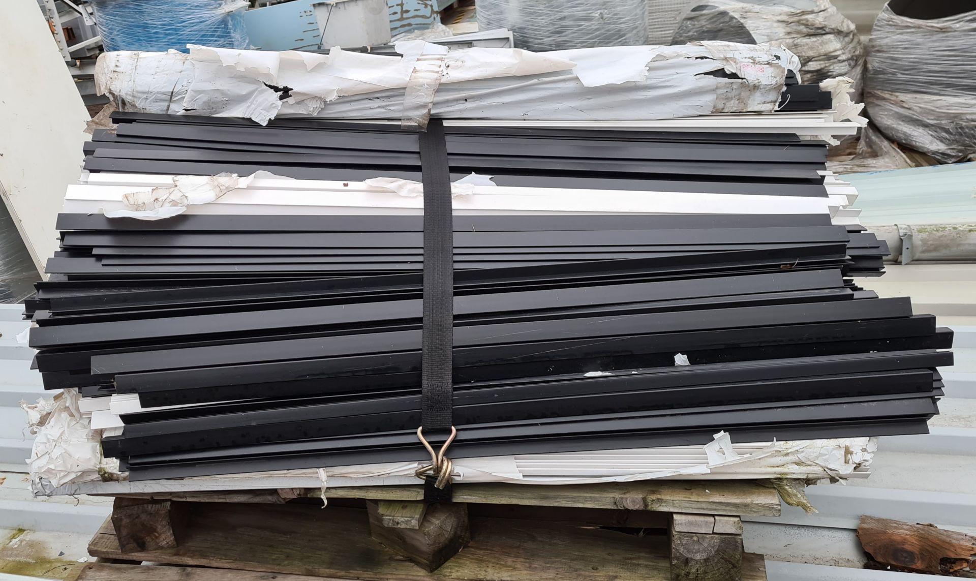 PALLET OF NEW 5mm PERSPEX GLASS FRAMES, 1200mm LONG, BLACK AND WHITE LENGTHS *PLUS VAT*