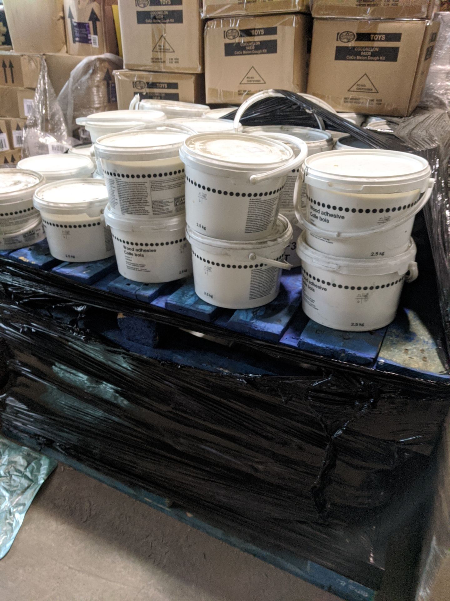 1 PALLET OF APPROX 70 BRAND NEW AND SEALED WOOD GLUE TUBS 2.5kg *PLUS VAT* - Image 2 of 4