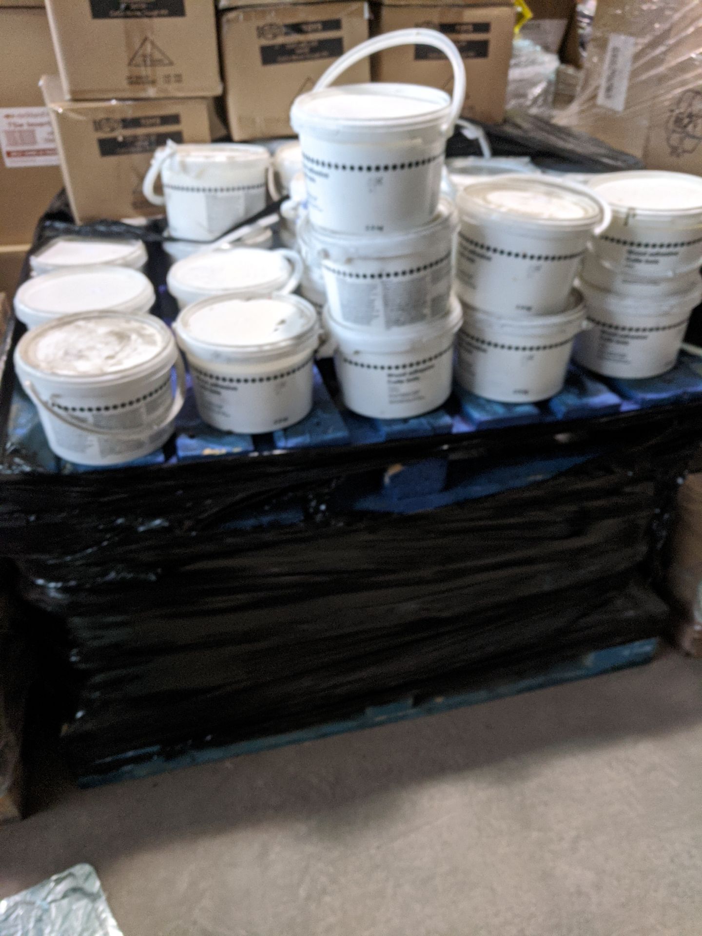 1 PALLET OF APPROX 70 BRAND NEW AND SEALED WOOD GLUE TUBS 2.5kg *PLUS VAT*