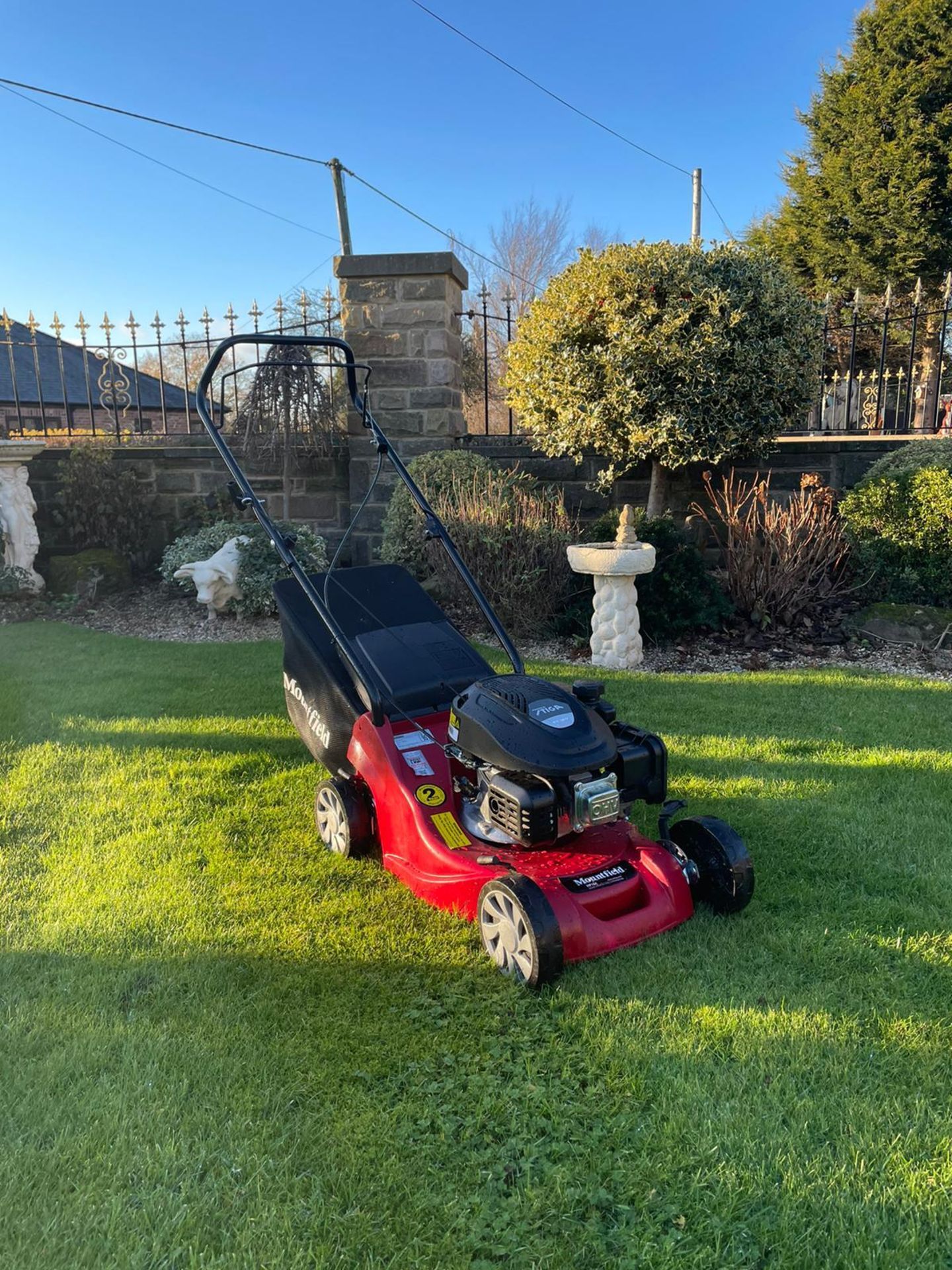 NEW AND UNUSED 2021 MOUNTFIELD EP 414 PUSH LAWN MOWER, FULLY ASSEMBLED *NO VAT* - Image 2 of 5