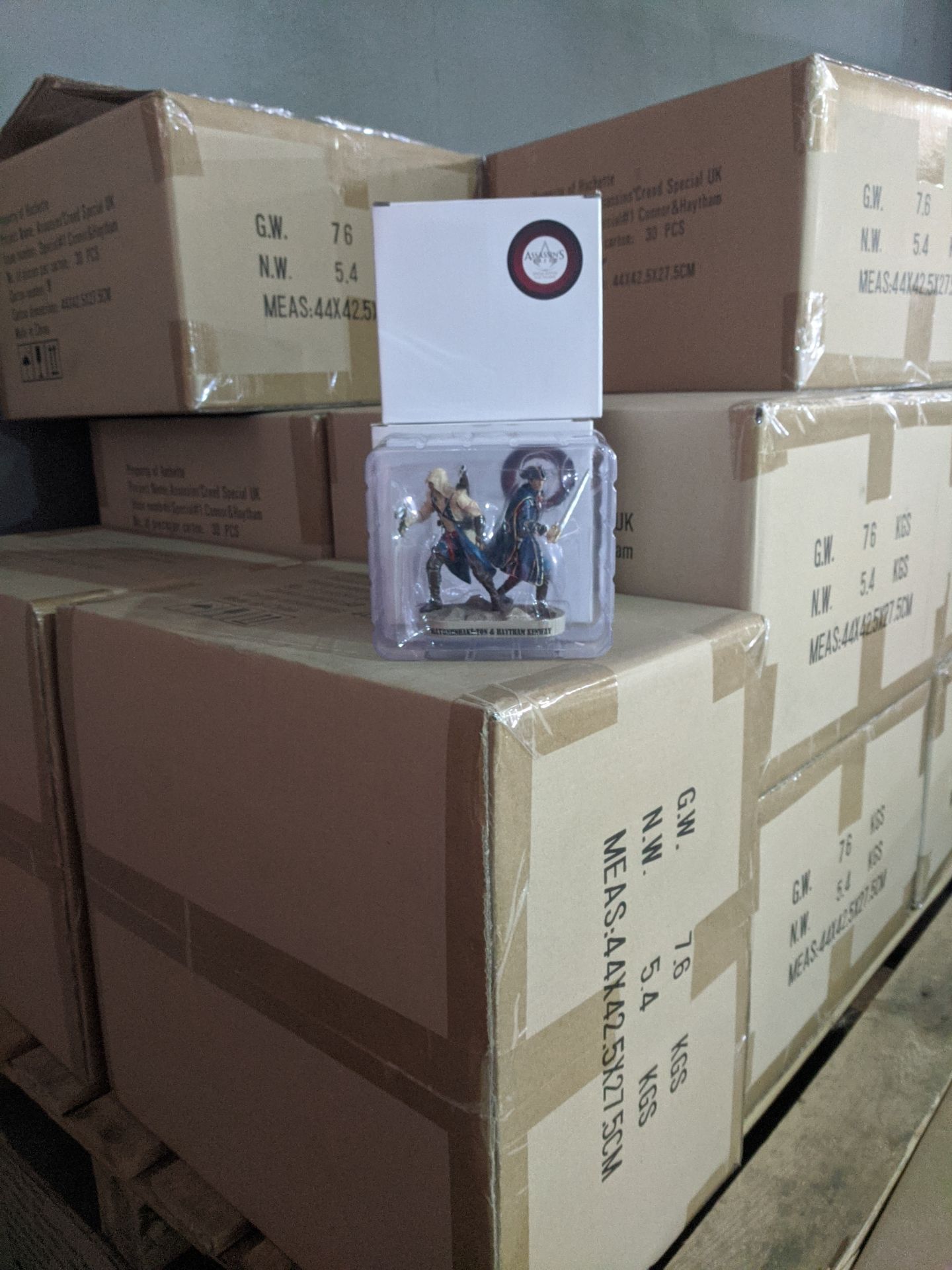 1 PALLET OF 500 NEW AND BOXED ASSASSINS CREED TWIN SET FIGURINES, COLLECTORS ITEM *PLUS VAT* - Image 2 of 3