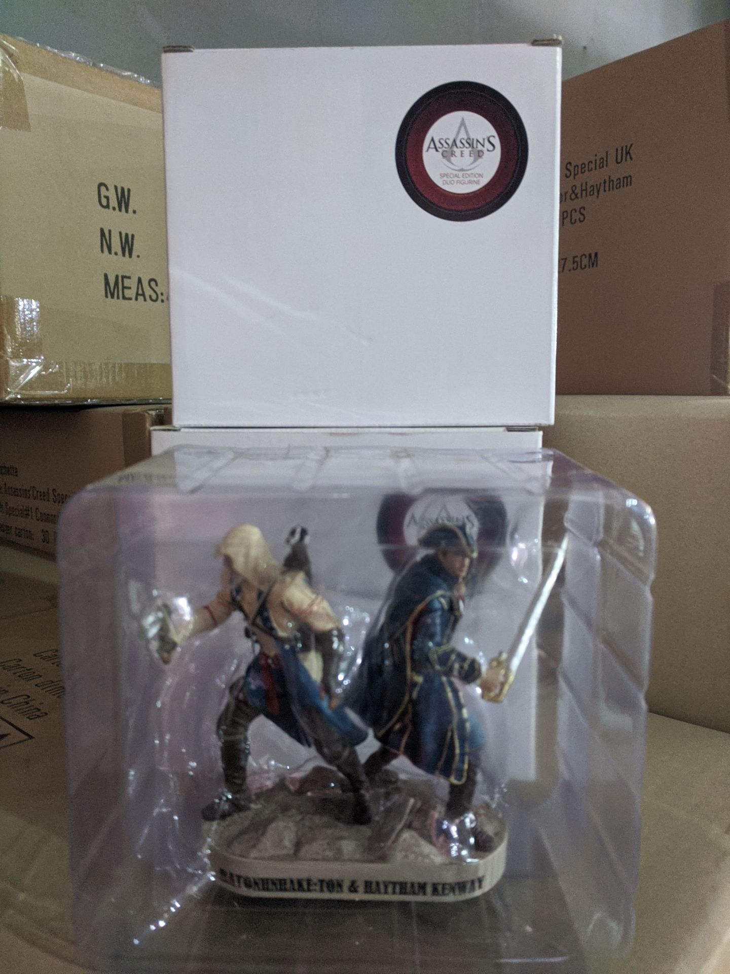 1 PALLET OF 500 NEW AND BOXED ASSASSINS CREED TWIN SET FIGURINES, COLLECTORS ITEM *PLUS VAT*