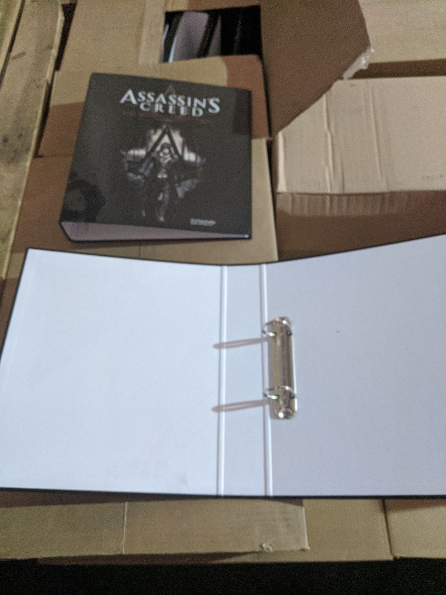 1 PALLET OF 1000 NEW AND SEALED ASSASINS CREED RING BINDER FOLDERS *PLUS VAT* - Image 2 of 2